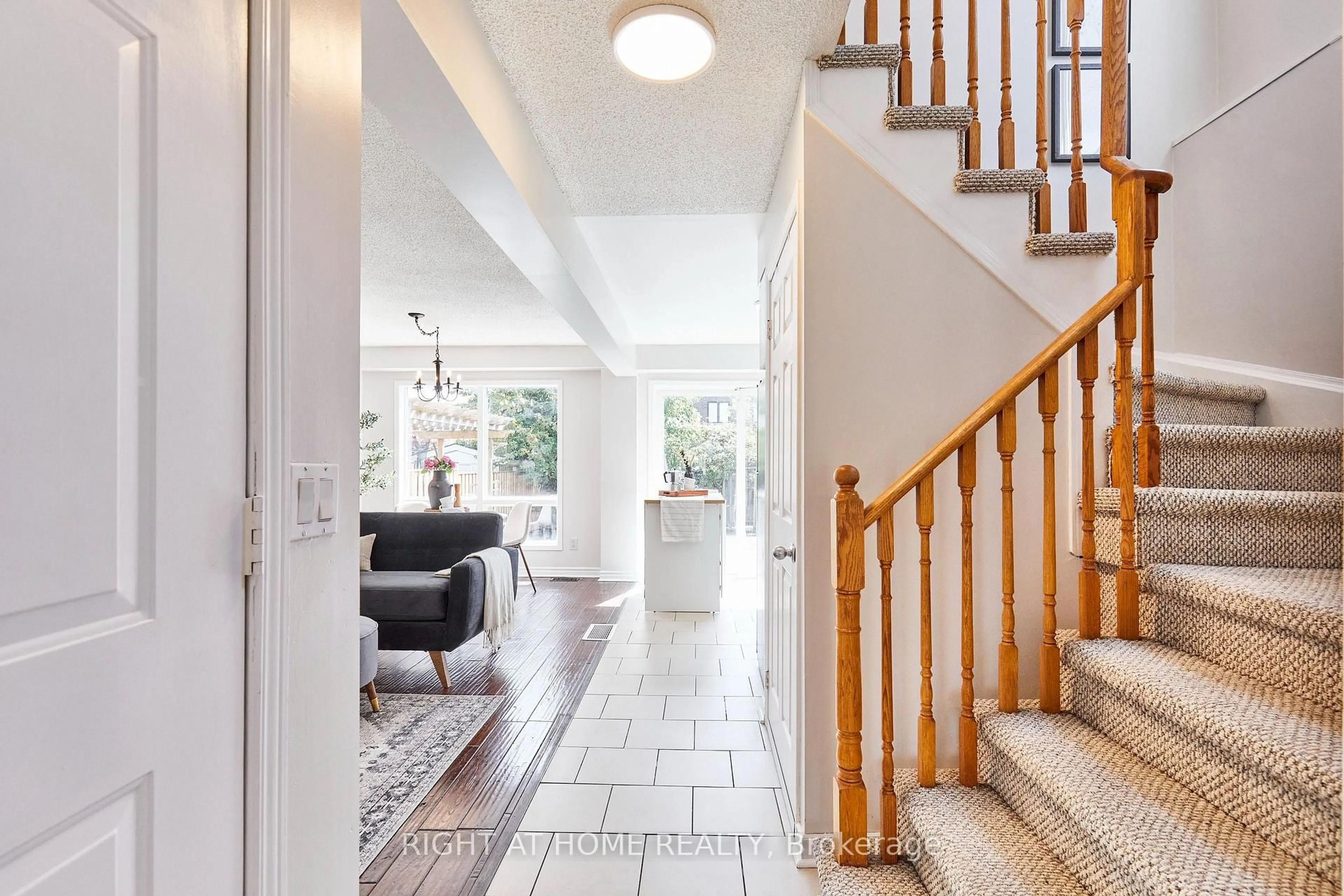 Indoor entryway for 1307 Andover Dr, Oshawa Ontario L1K 2K3
