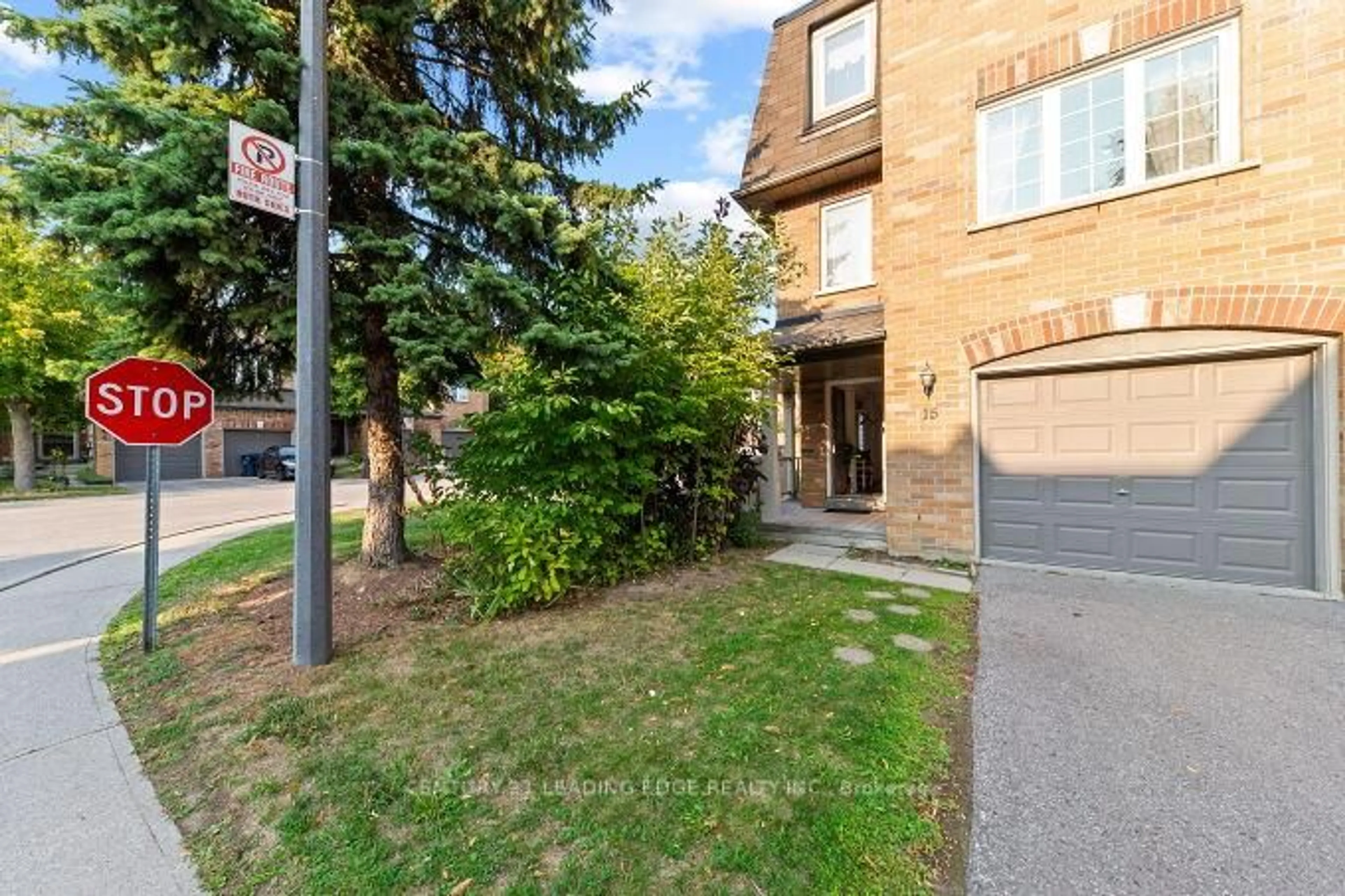 Patio, street for 6400 Lawrence Ave #15, Toronto Ontario M1C 5C7