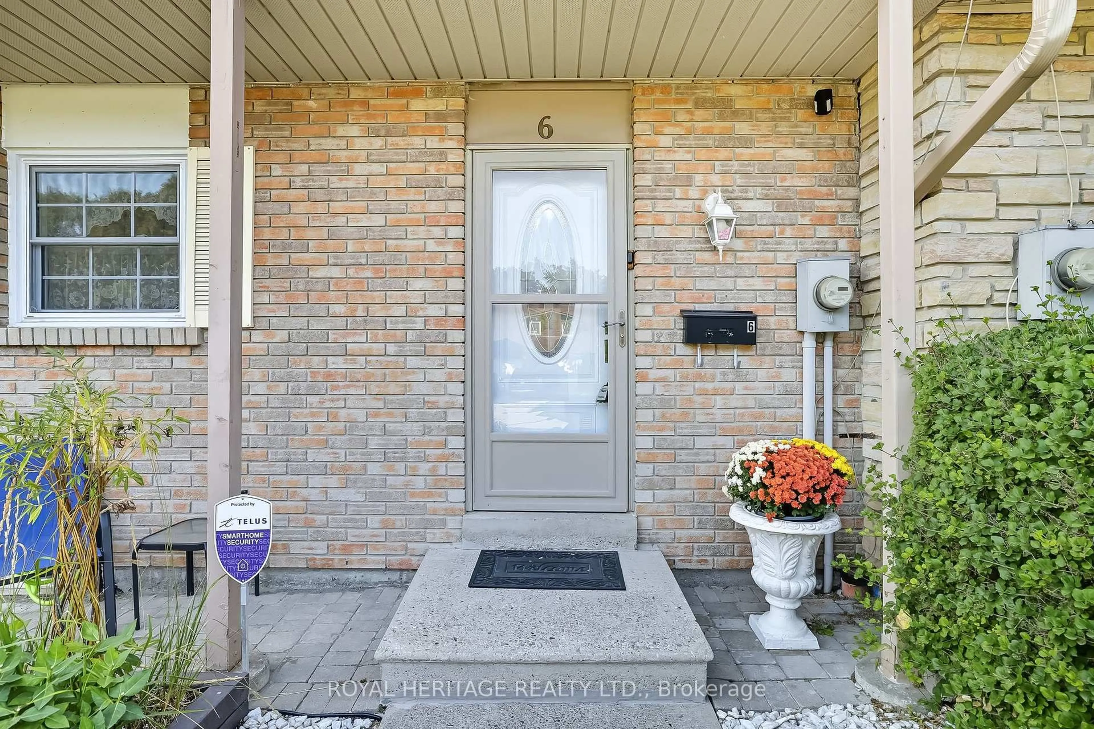 Indoor entryway for 580 Eyer Dr #6, Pickering Ontario L1W 3B7