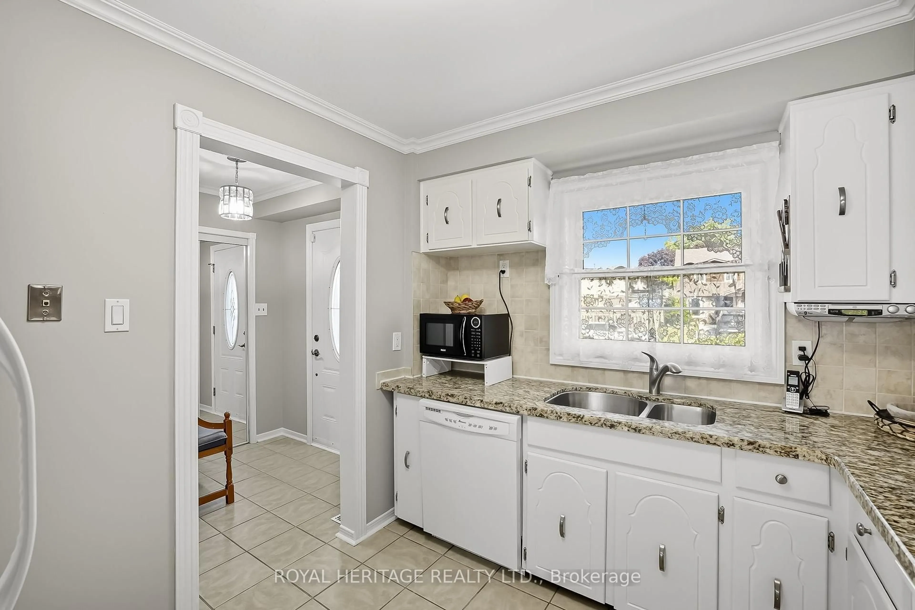 Standard kitchen, ceramic/tile floor for 580 Eyer Dr #6, Pickering Ontario L1W 3B7