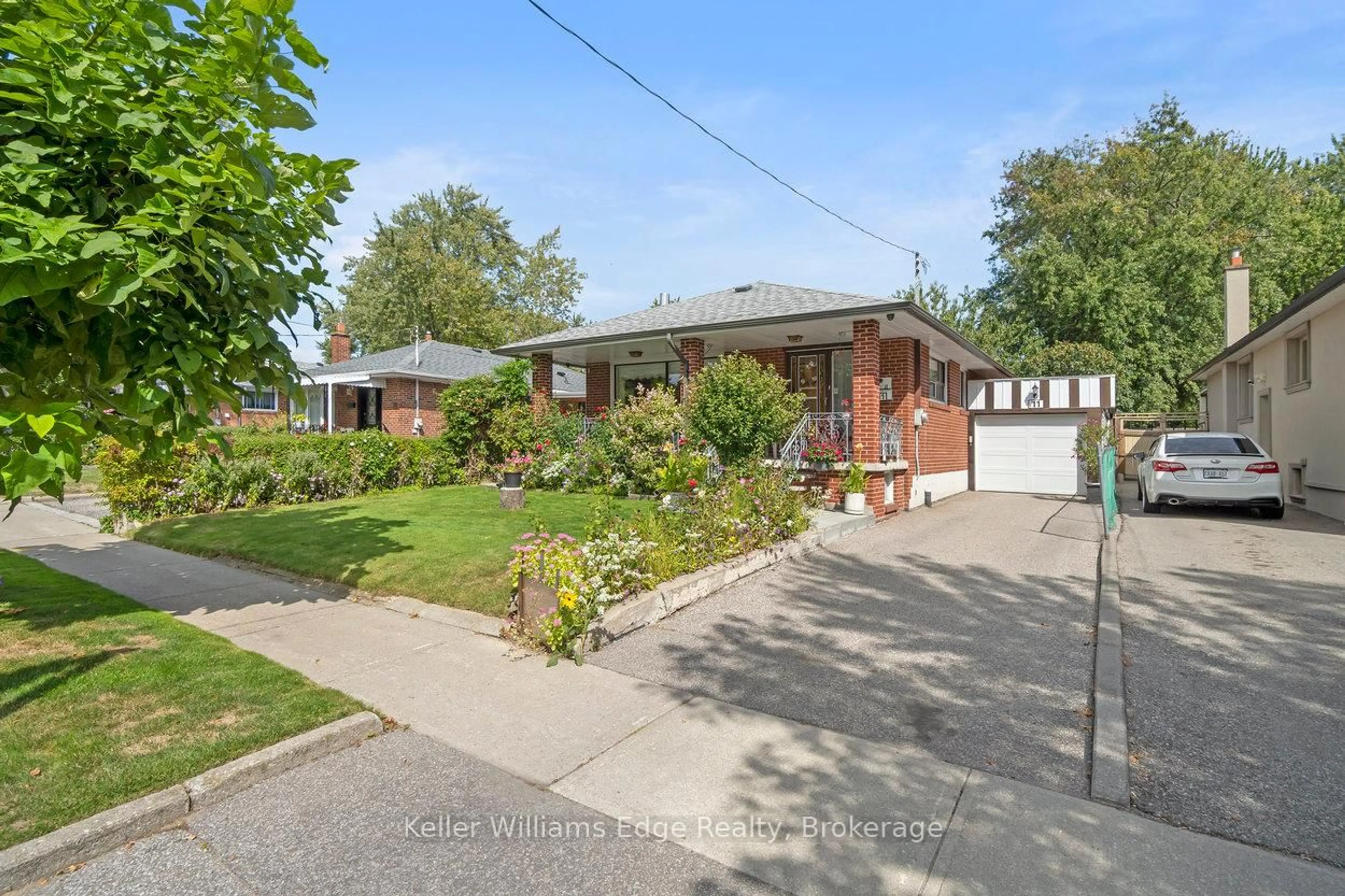 A pic from outside/outdoor area/front of a property/back of a property/a pic from drone, street for 11 Calumet Cres, Toronto Ontario M1H 1W4