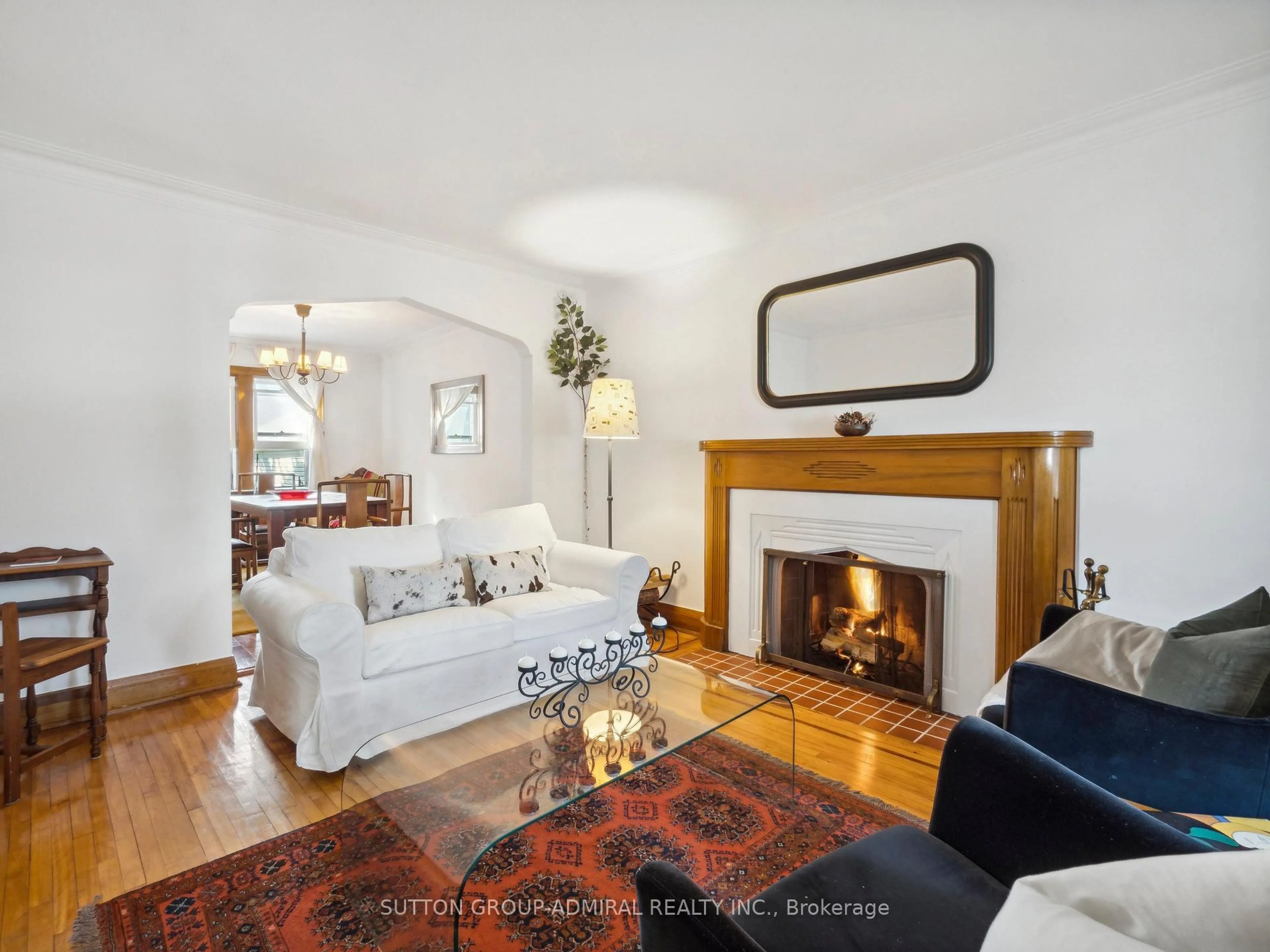 Living room with furniture, unknown for 4 Don Mills Rd, Toronto Ontario M4J 3Z7