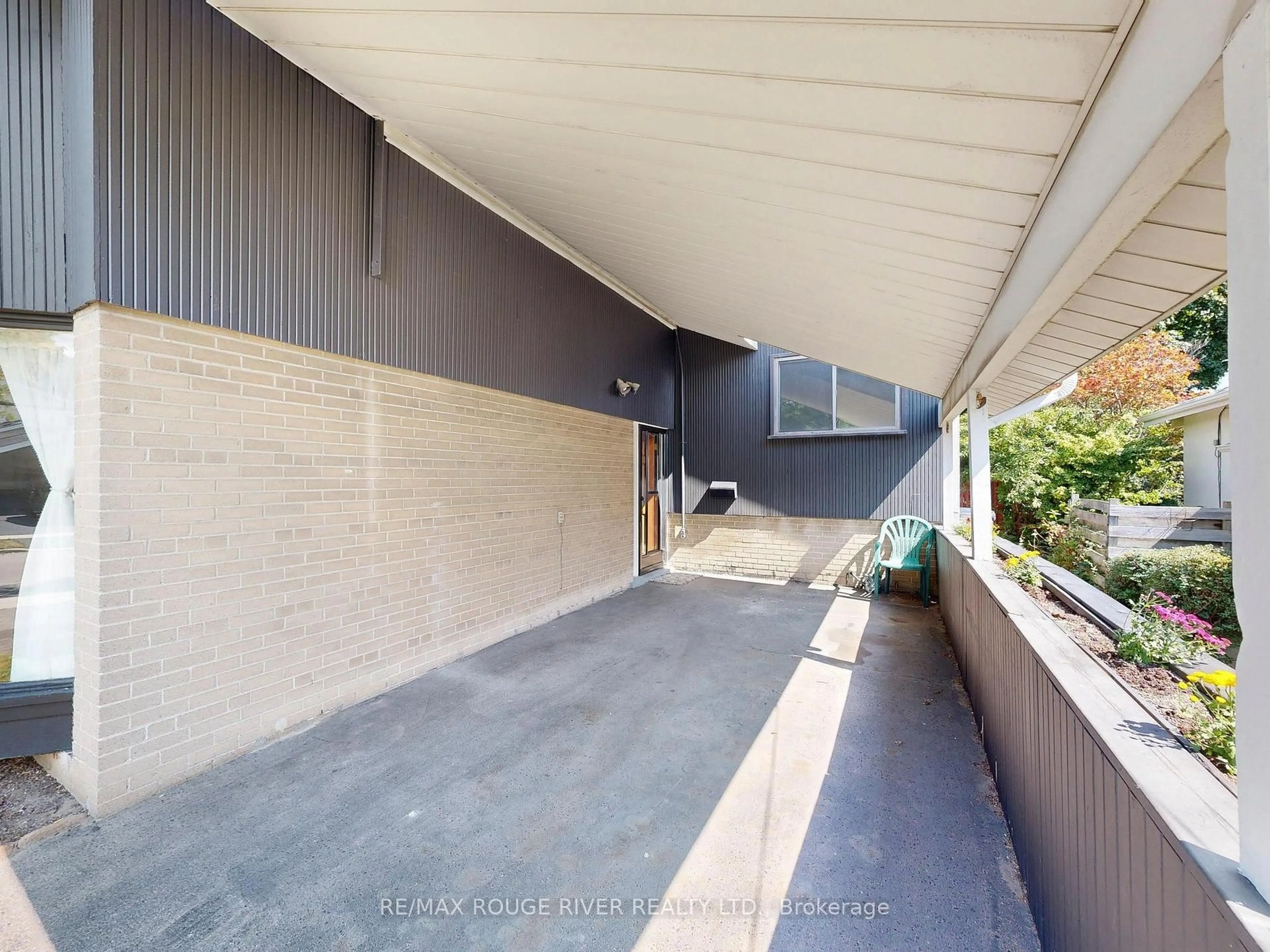 A pic from outside/outdoor area/front of a property/back of a property/a pic from drone, street for 101 Oakley Blvd, Toronto Ontario M1P 3P8