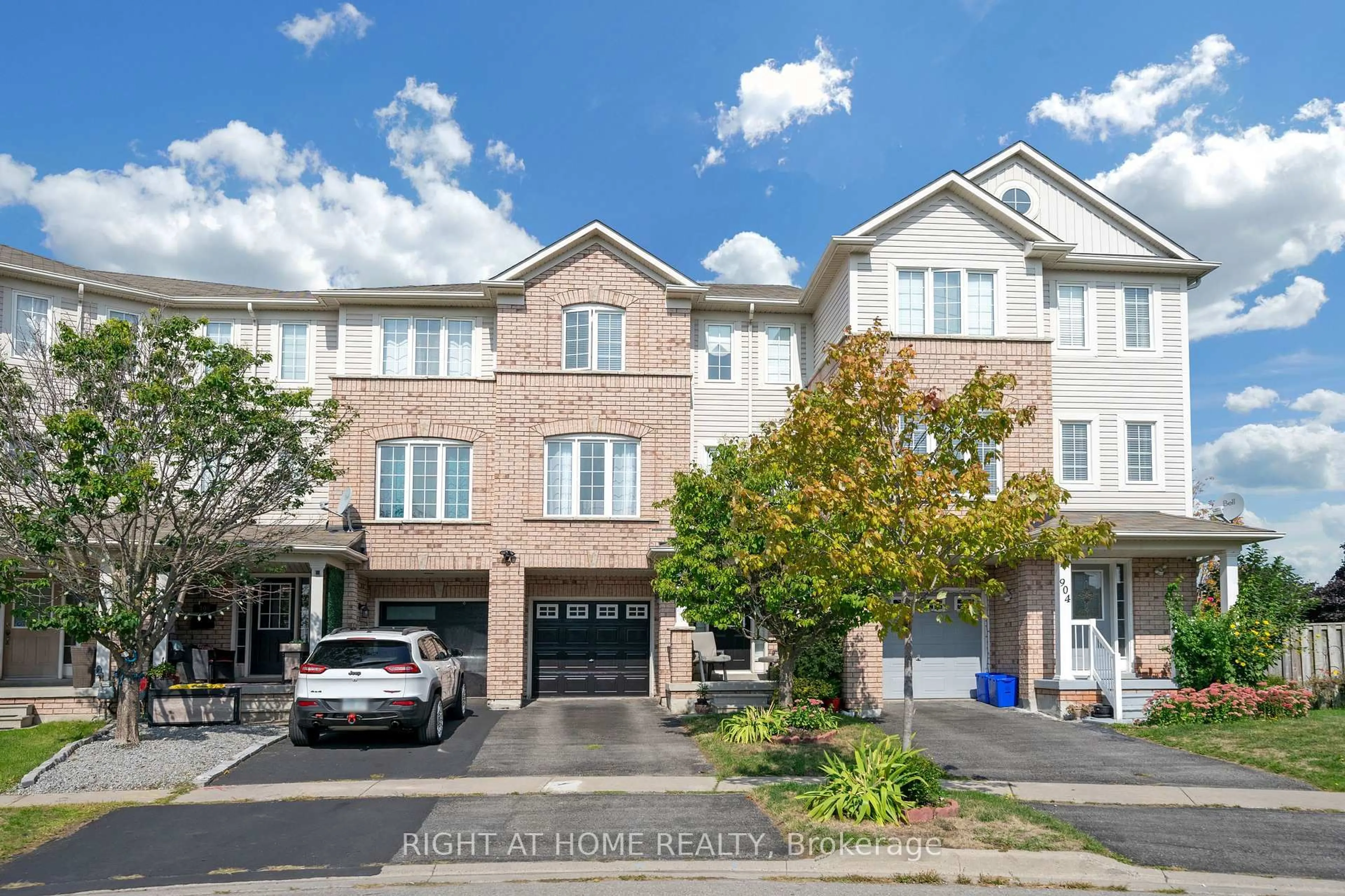 A pic from outside/outdoor area/front of a property/back of a property/a pic from drone, street for 906 Bourne Cres, Oshawa Ontario L1H 8X5