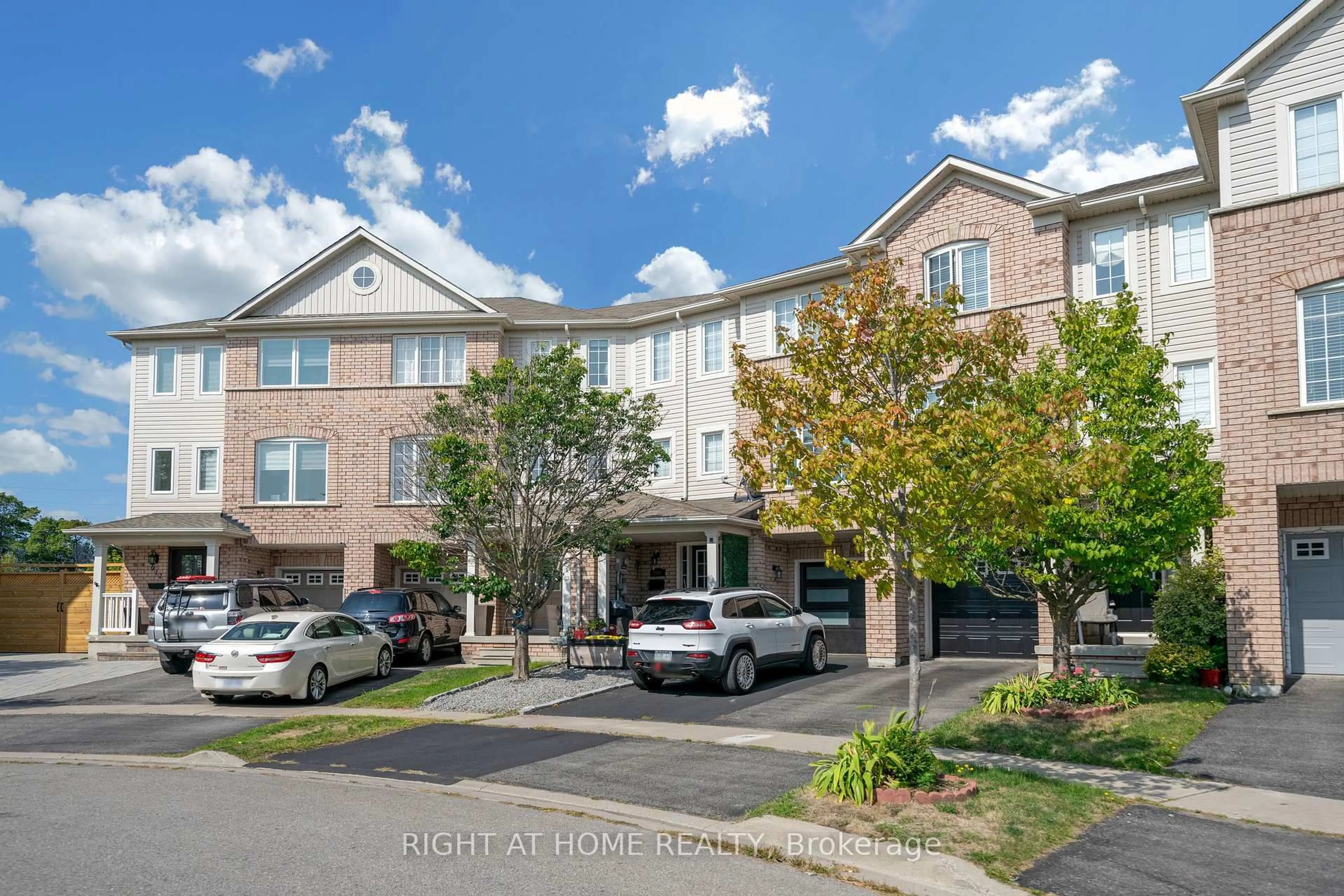 A pic from outside/outdoor area/front of a property/back of a property/a pic from drone, street for 906 Bourne Cres, Oshawa Ontario L1H 8X5