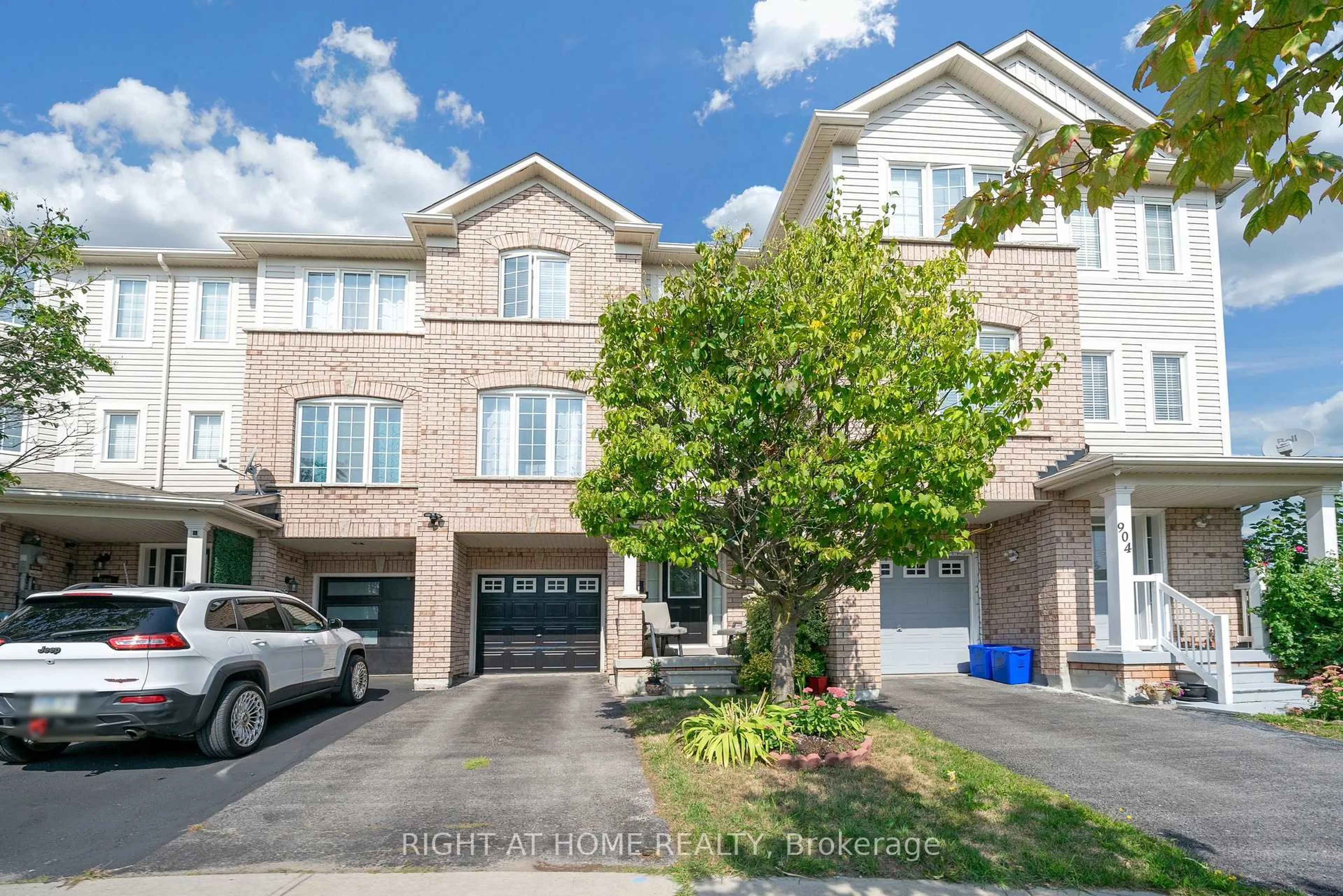 A pic from outside/outdoor area/front of a property/back of a property/a pic from drone, street for 906 Bourne Cres, Oshawa Ontario L1H 8X5