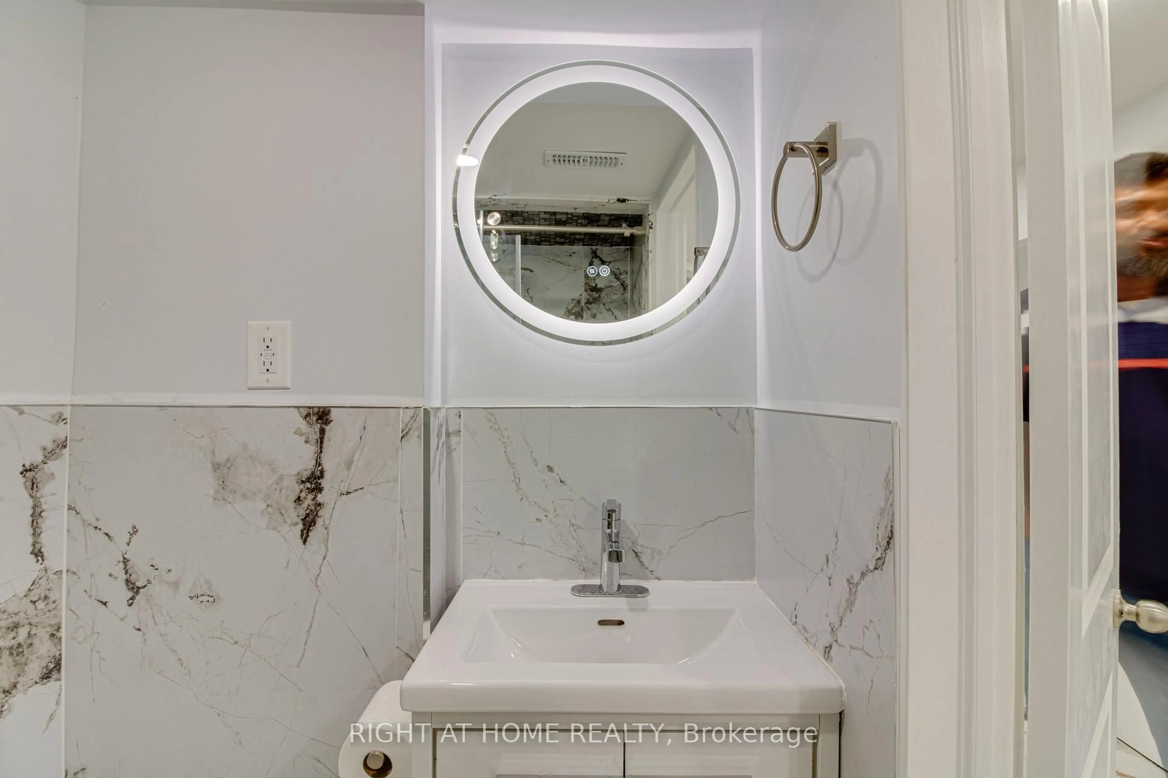Standard bathroom, ceramic/tile floor for 32 tara Ave, Toronto Ontario M1K 4B1