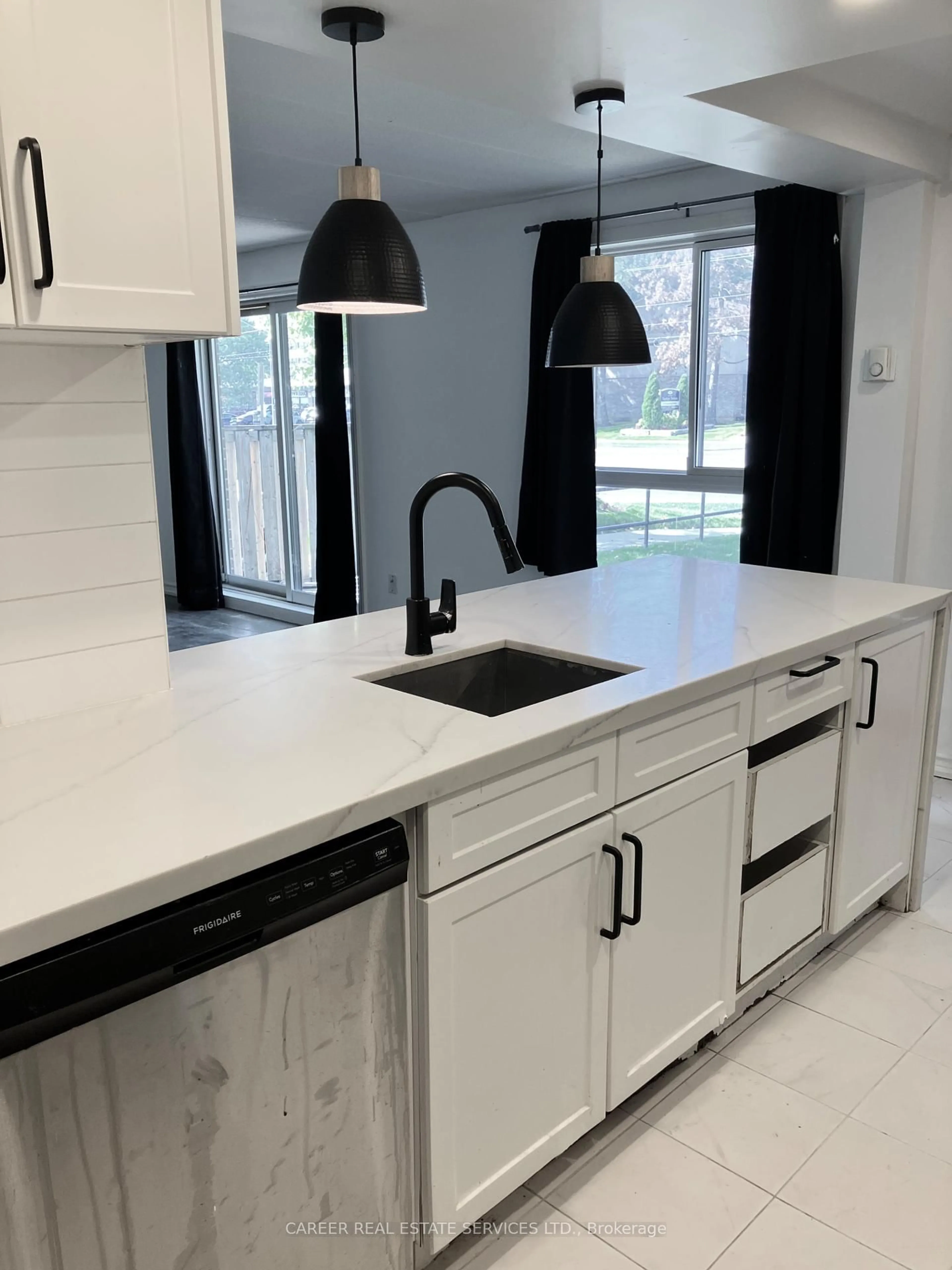 Open concept kitchen, ceramic/tile floor for 53 Taunton Rd #90, Oshawa Ontario L1G 3T6