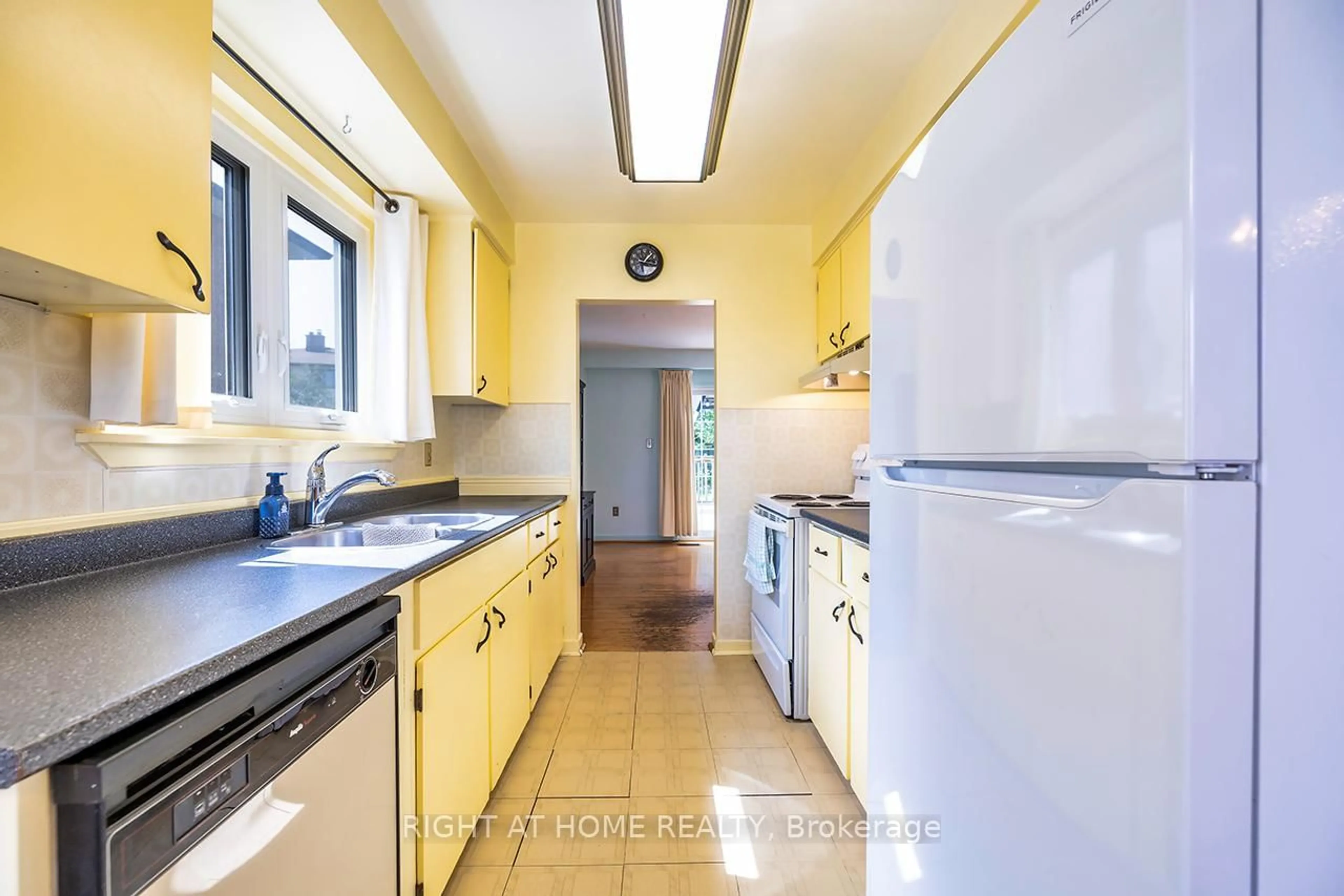 Standard kitchen, unknown for 1340 Oxford St, Oshawa Ontario L1J 3W6