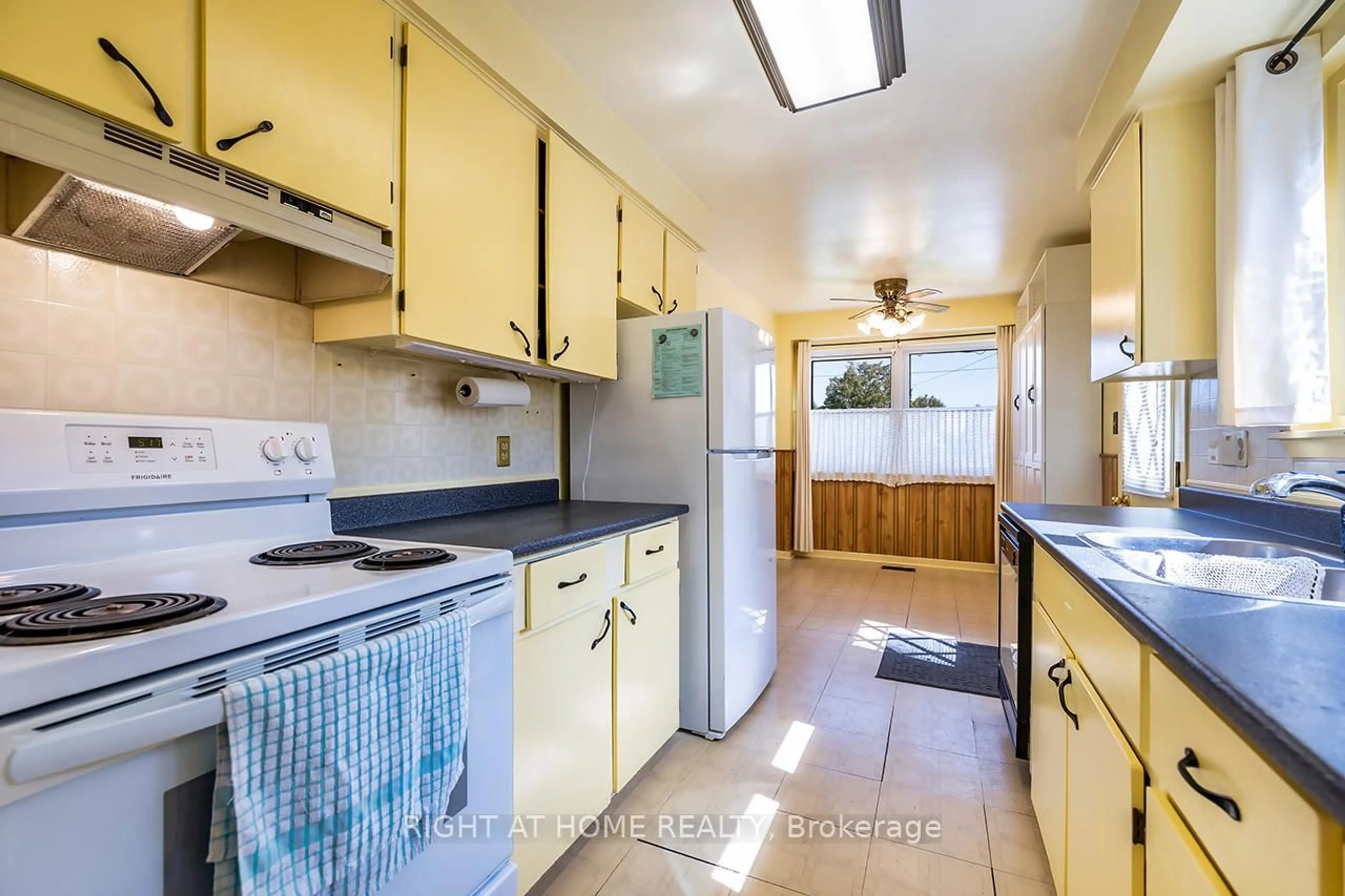 Standard kitchen, unknown for 1340 Oxford St, Oshawa Ontario L1J 3W6