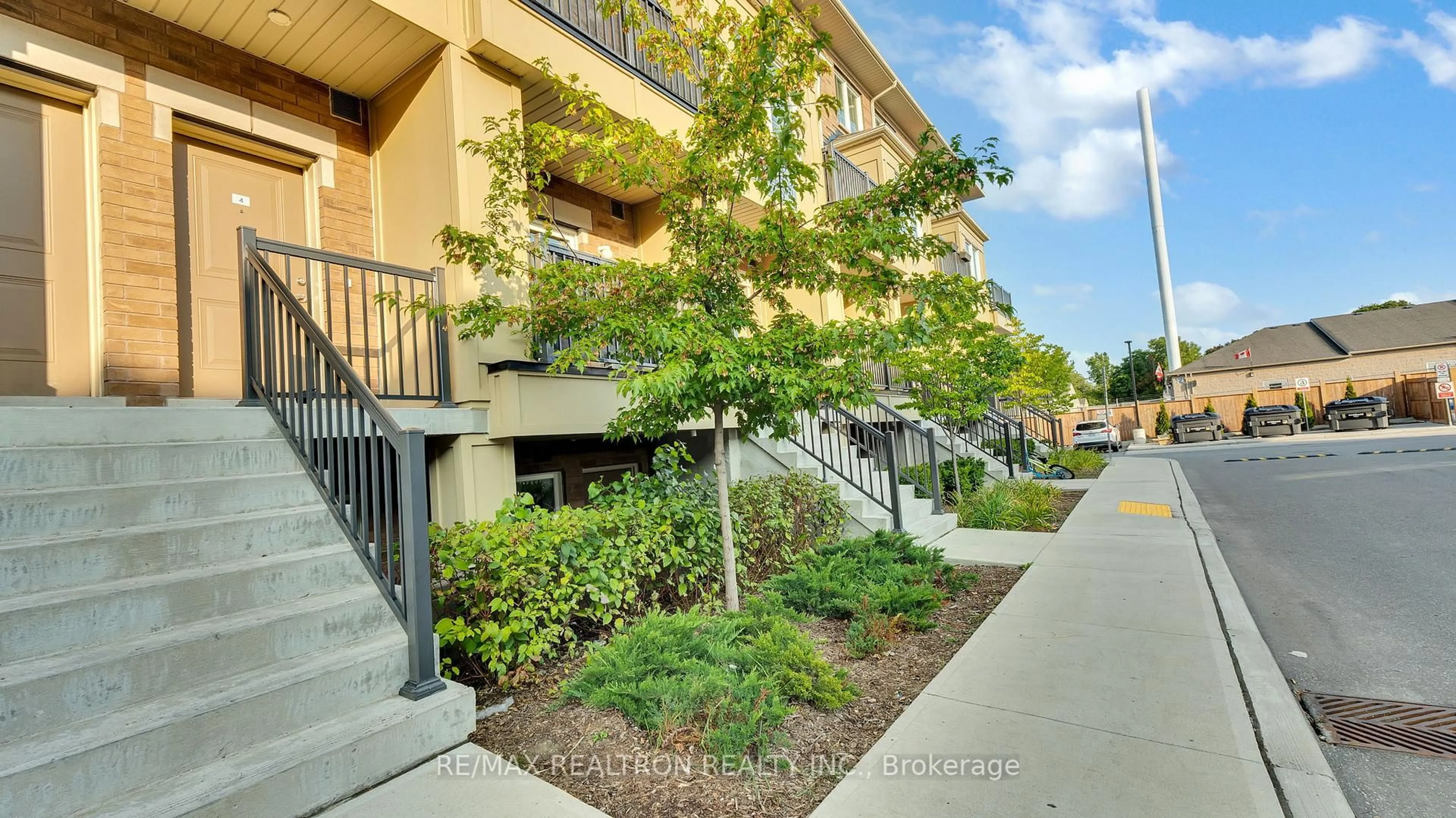Patio, street for 470 Beresford Path #4, Oshawa Ontario L1H 5S7