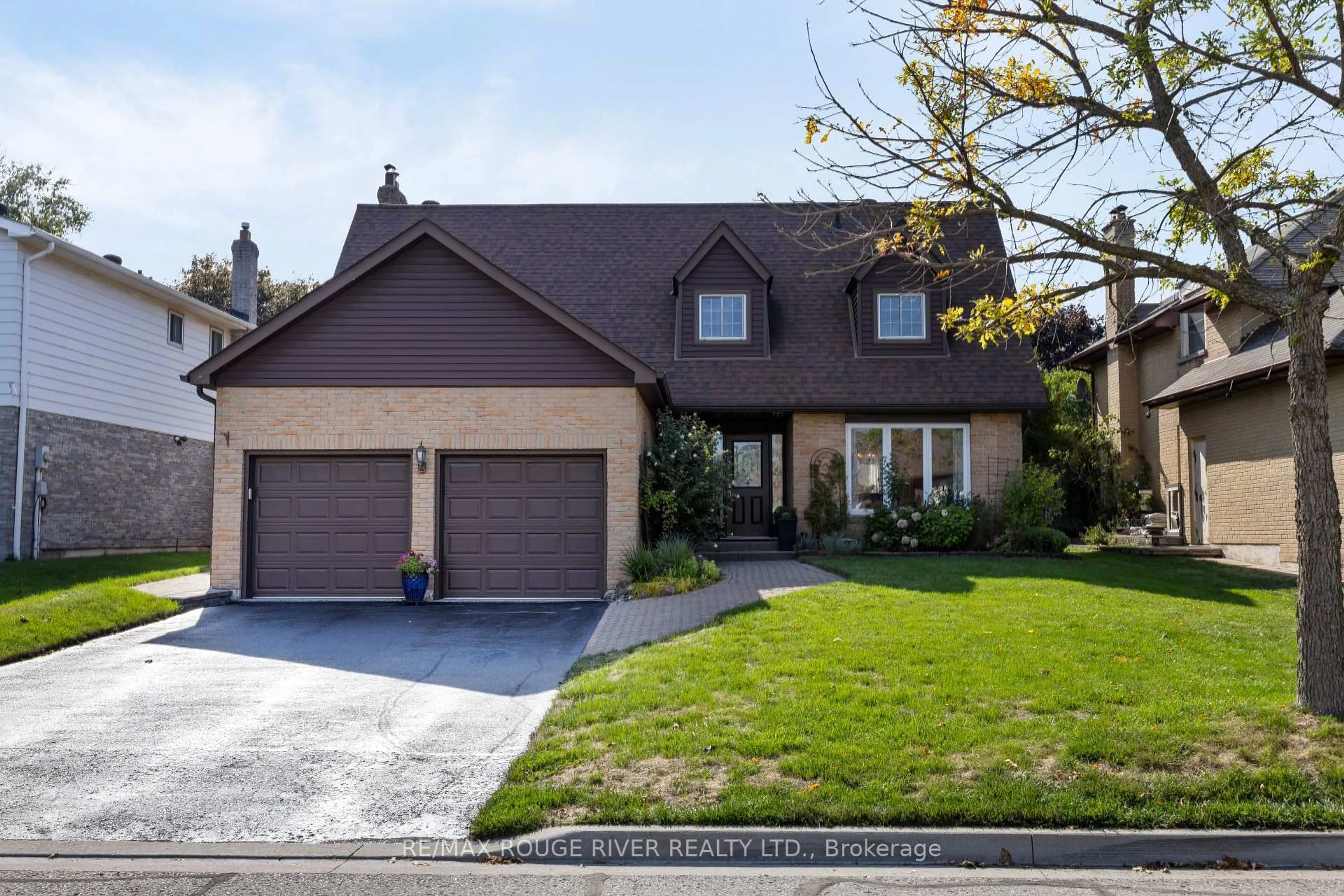 Home with vinyl exterior material, street for 12 Woodlawn Crt, Whitby Ontario L1N 6R4