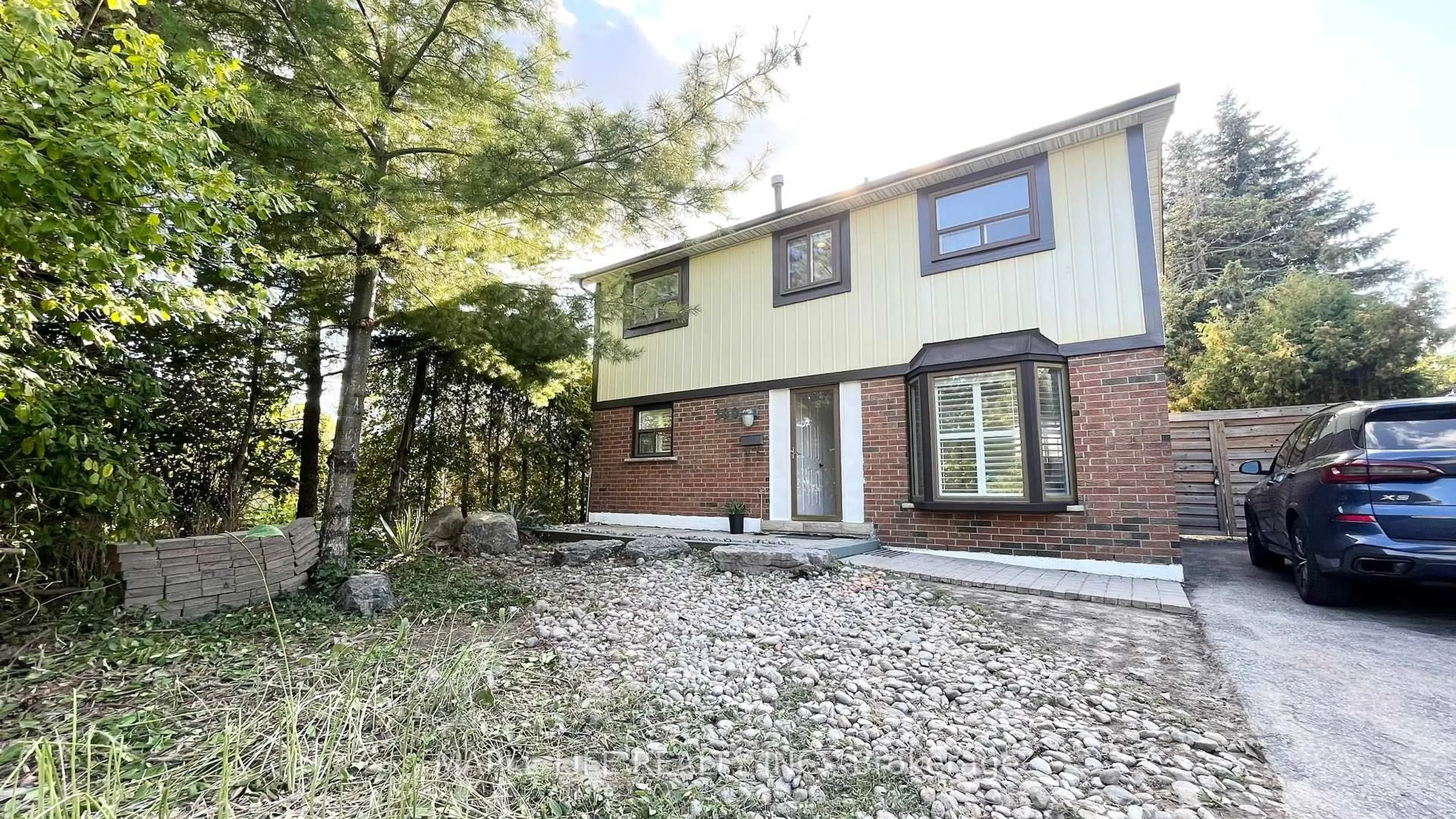 A pic from outside/outdoor area/front of a property/back of a property/a pic from drone, street for 100 Wickson Tr, Toronto Ontario M1B 1P3