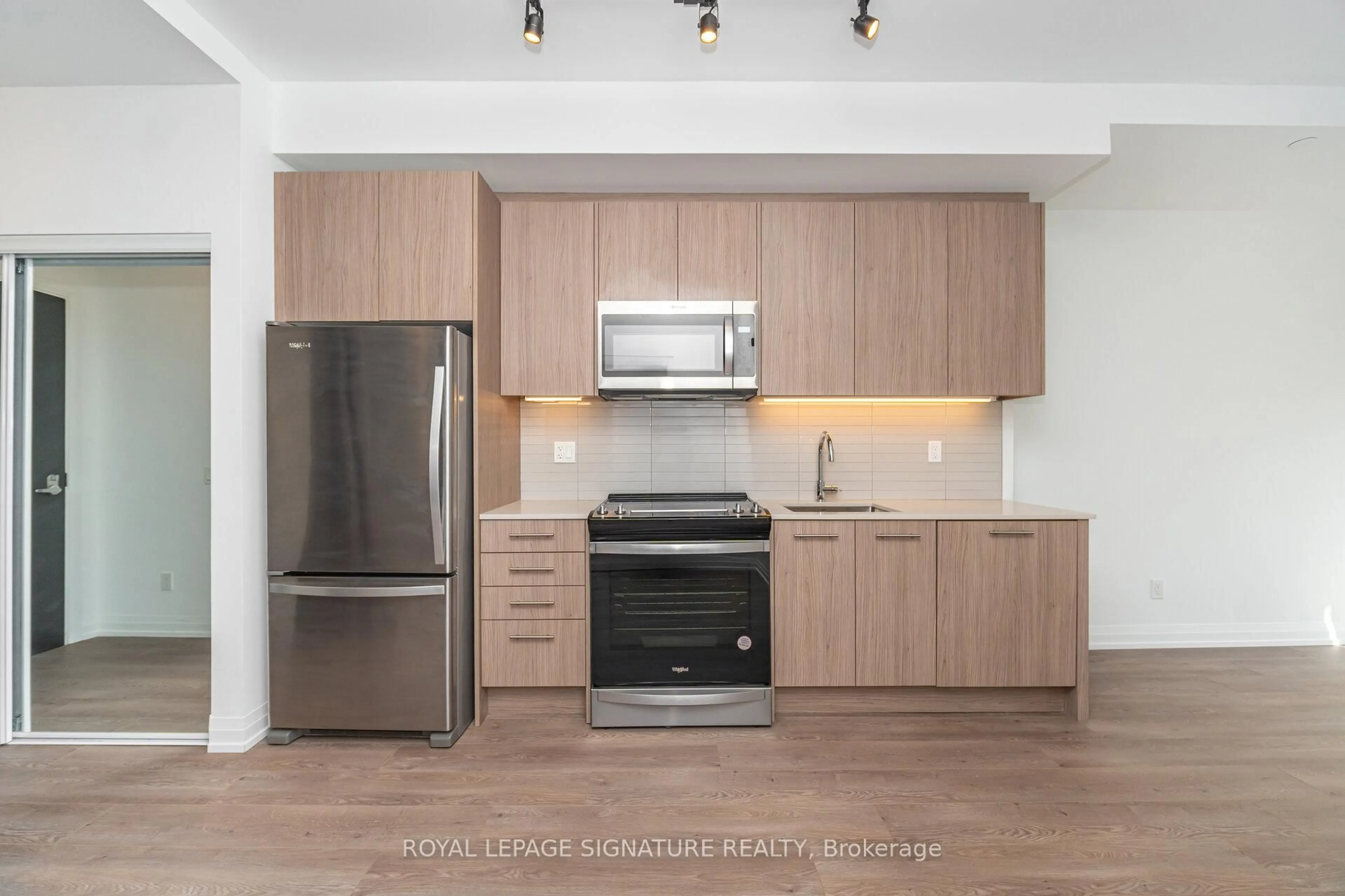 Standard kitchen, wood/laminate floor for 286 Main St #910, Toronto Ontario M4C 0B3