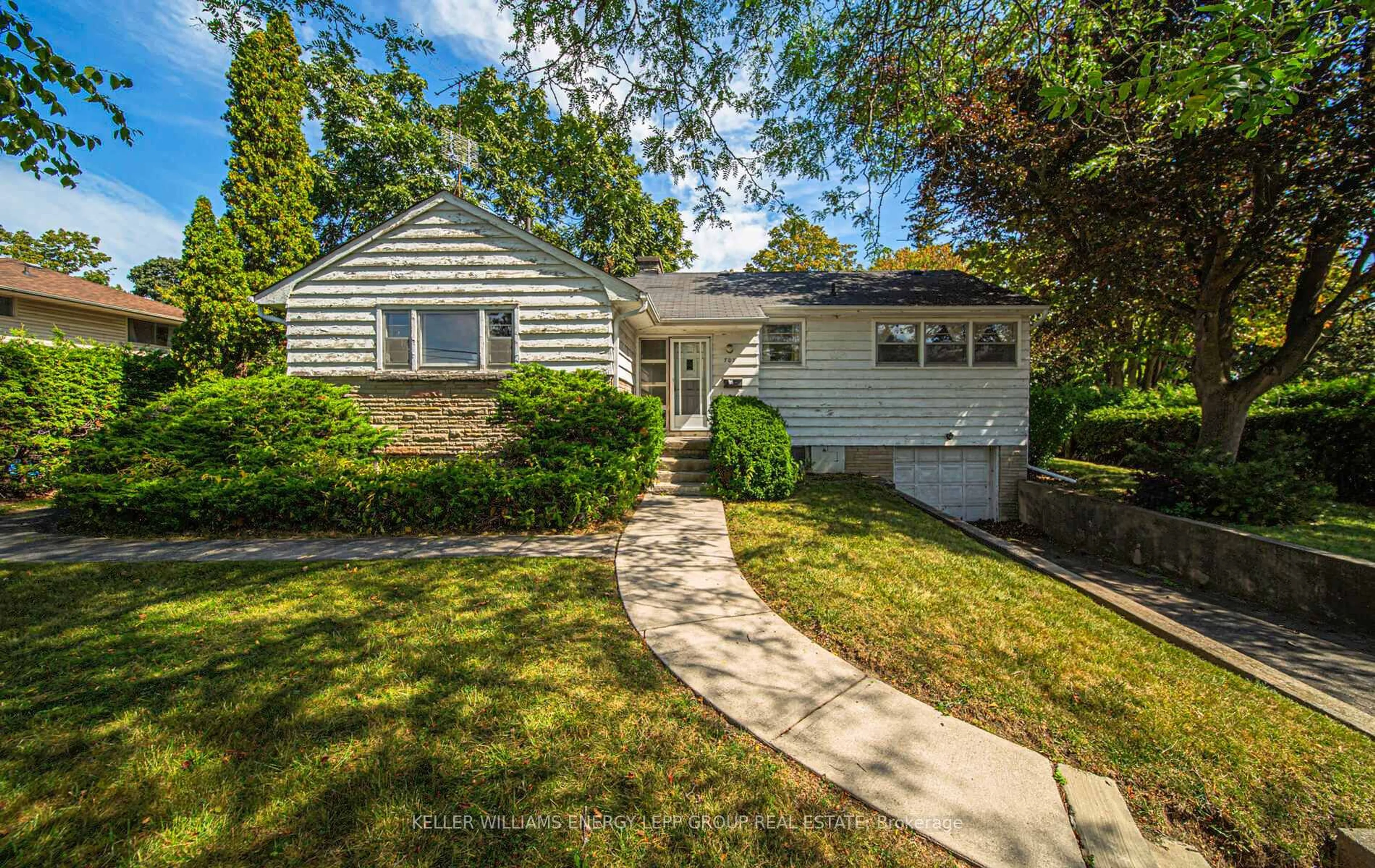 Unknown for 707 Henry St, Whitby Ontario L1N 5E2