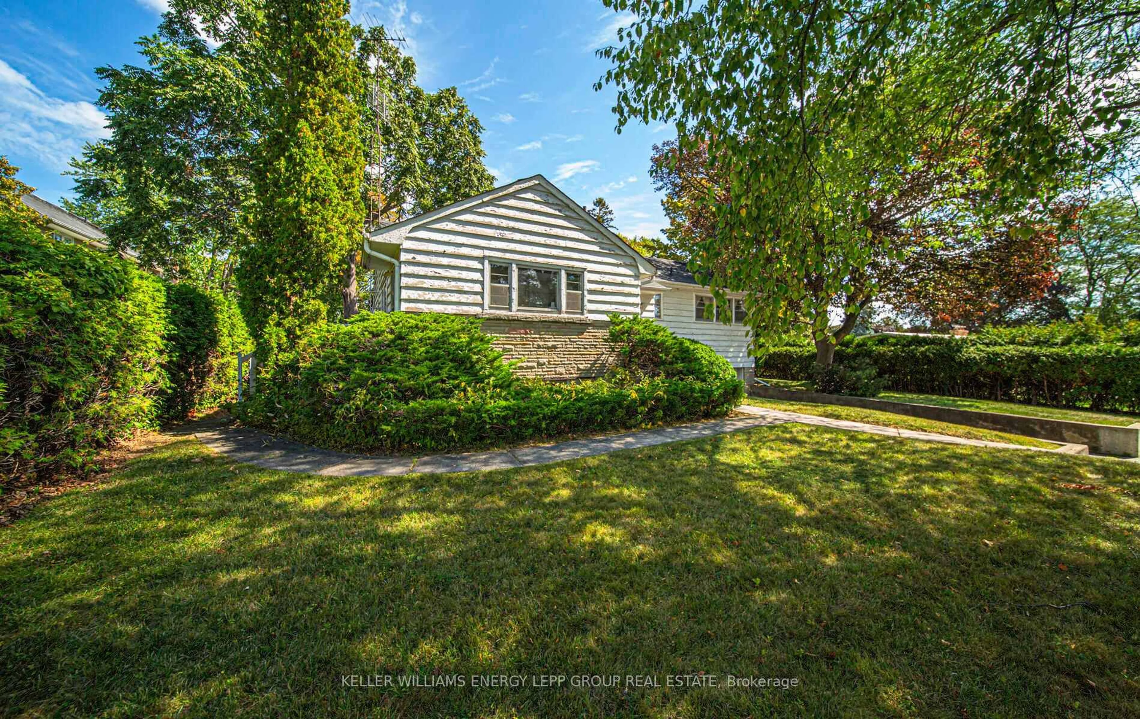 Unknown for 707 Henry St, Whitby Ontario L1N 5E2