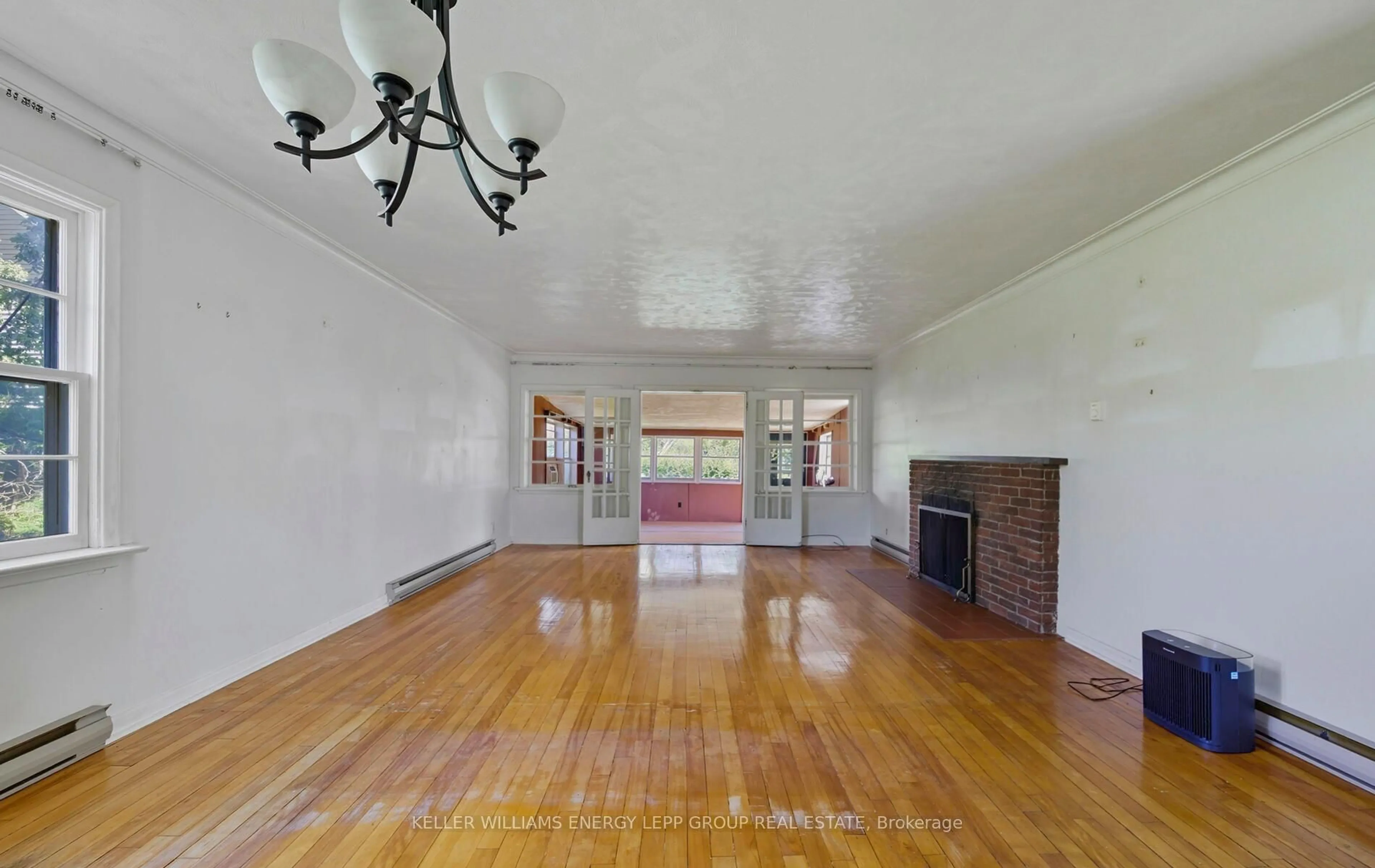 Unknown for 707 Henry St, Whitby Ontario L1N 5E2