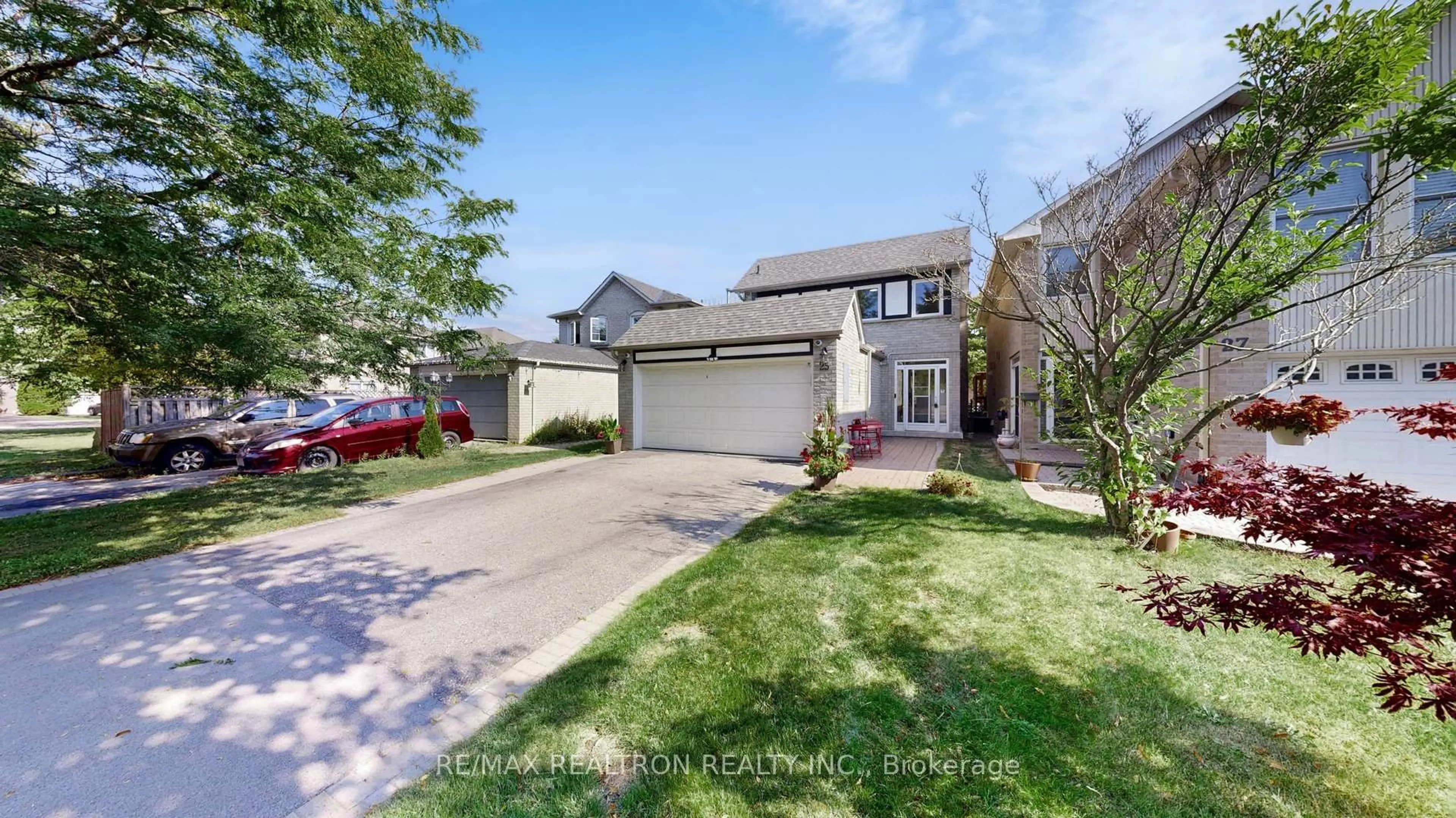 A pic from outside/outdoor area/front of a property/back of a property/a pic from drone, street for 25 Greybeaver Tr, Toronto Ontario M1C 4P1