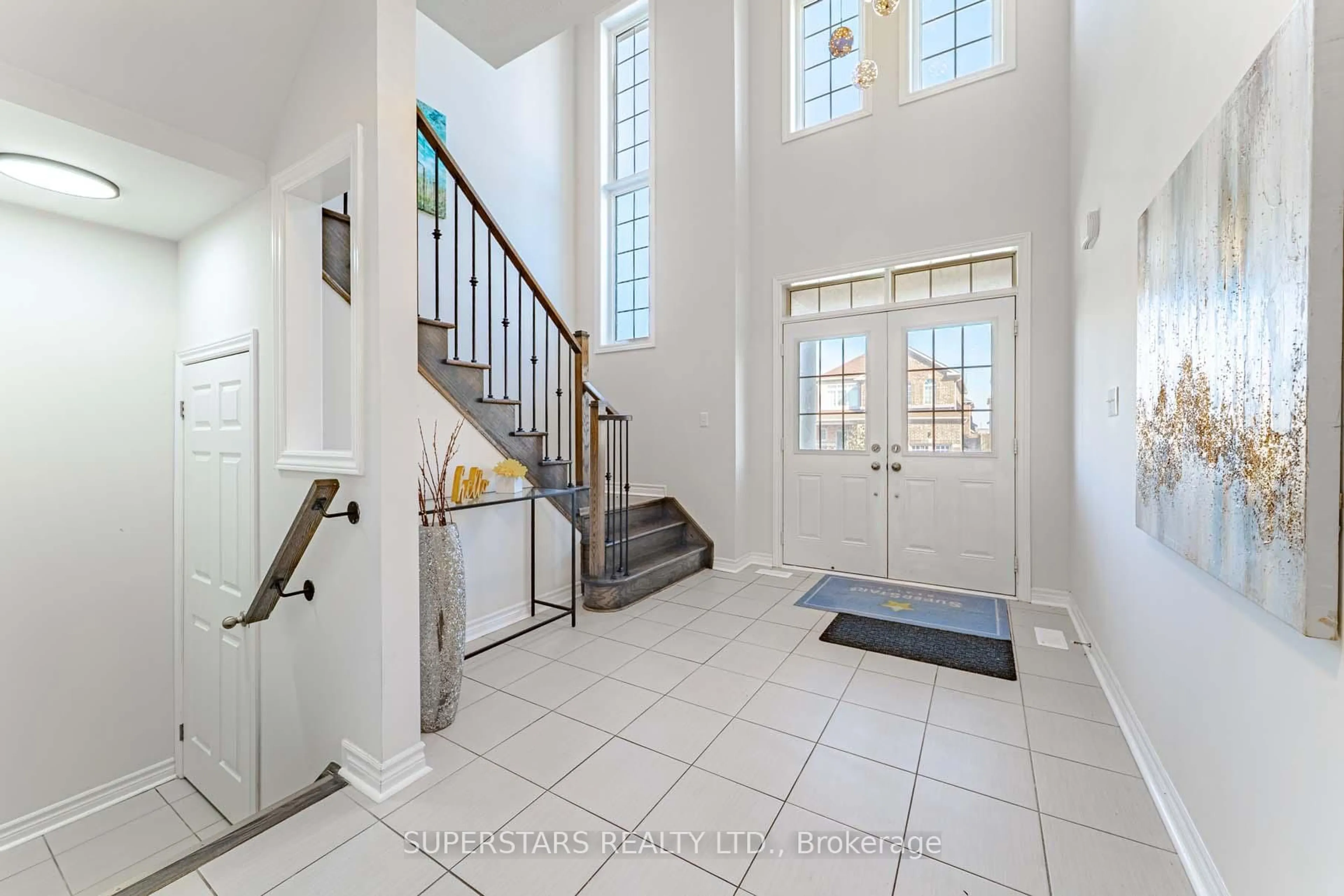 Indoor entryway for 988 Wrenwood Dr, Oshawa Ontario L1K 0Y1