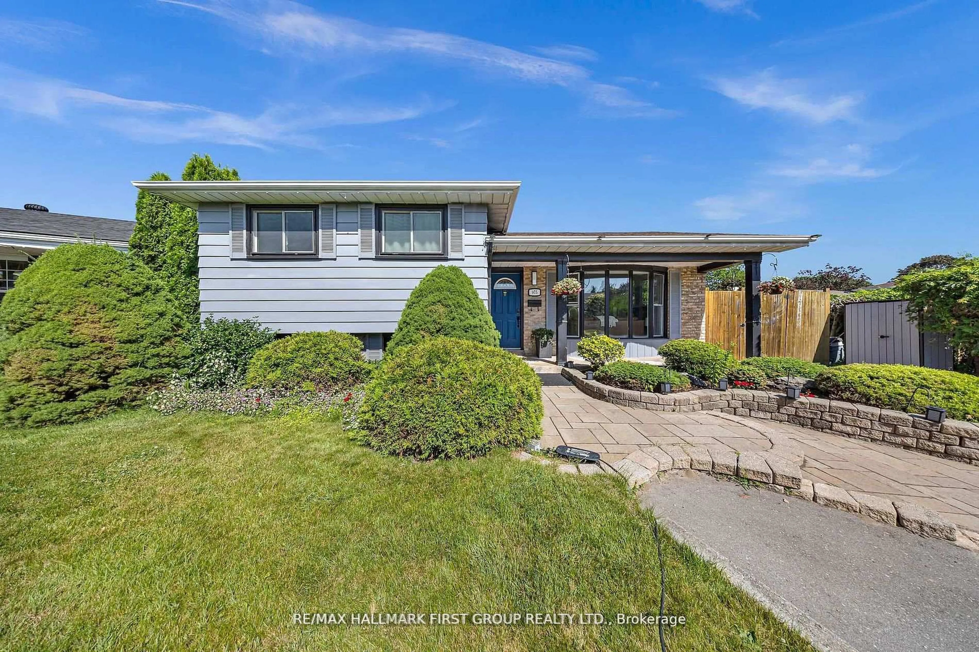 A pic from outside/outdoor area/front of a property/back of a property/a pic from drone, street for 975 Brenda Crt, Oshawa Ontario L1H 7B5