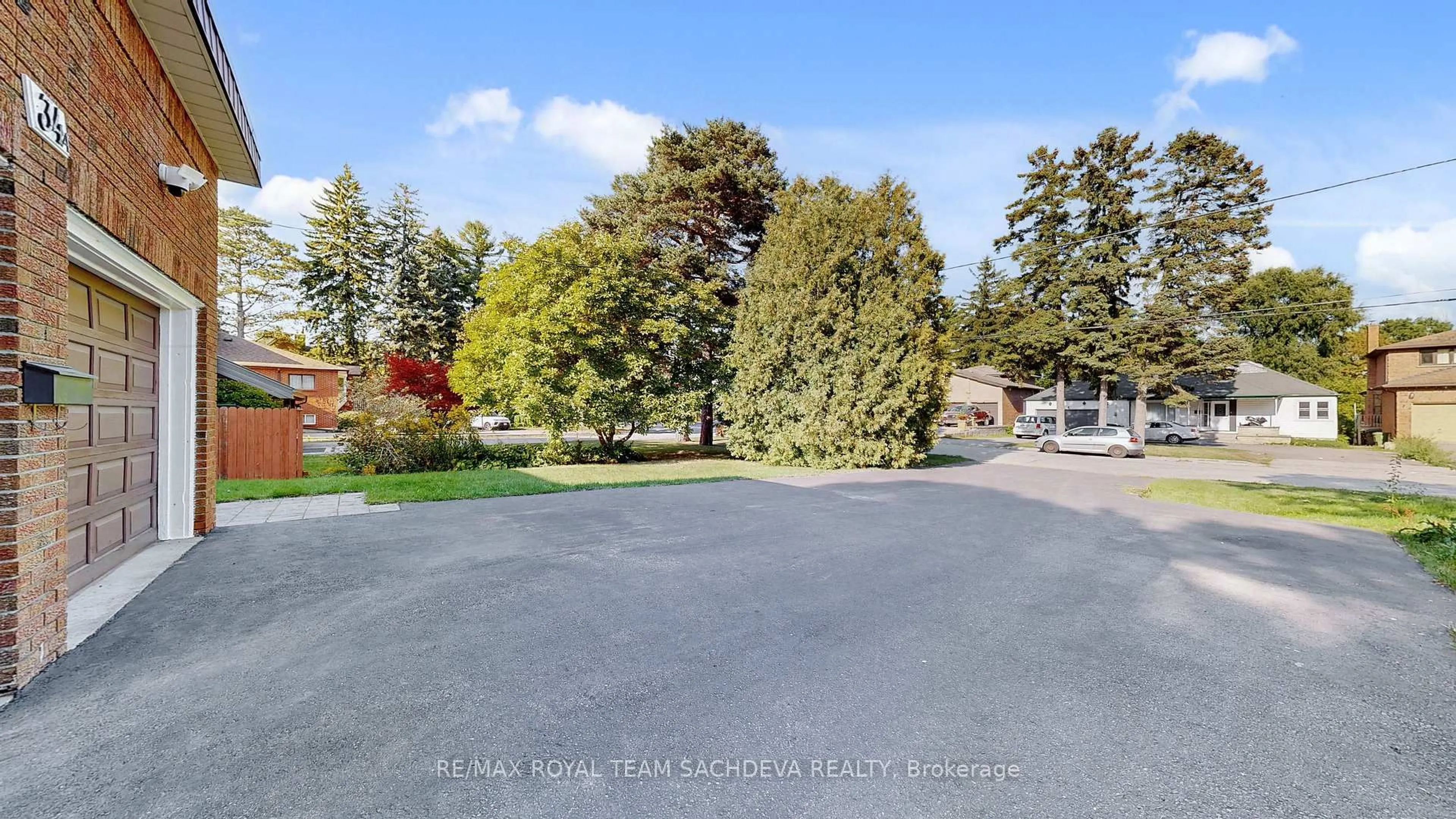 A pic from outside/outdoor area/front of a property/back of a property/a pic from drone, street for 34A Orchard Park Dr, Toronto Ontario M1E 3T7