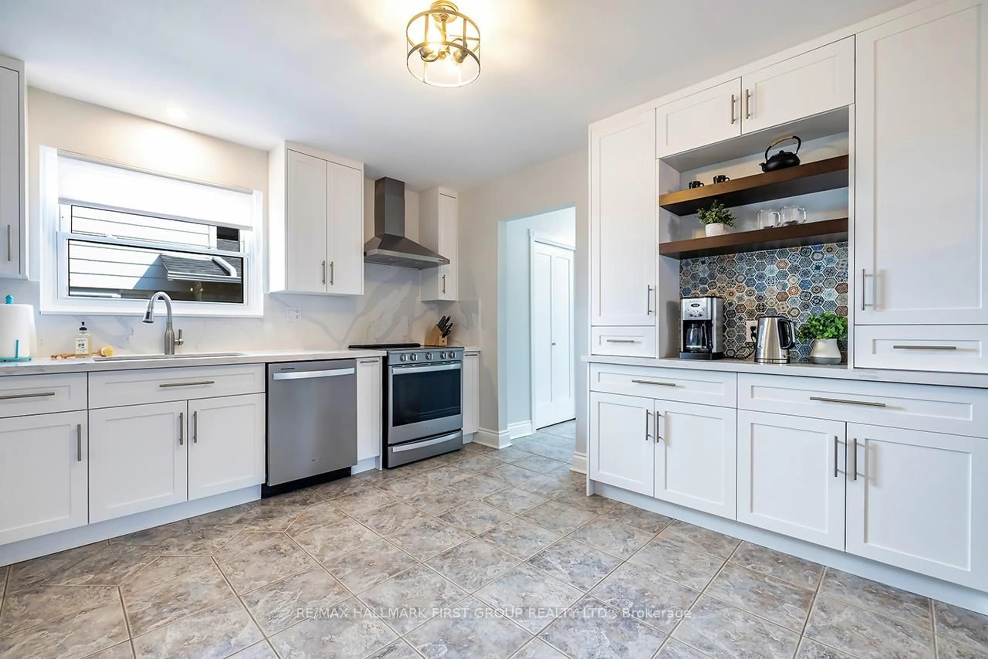 Open concept kitchen, ceramic/tile floor for 597 Walsh Dr, Scugog Ontario L9L 1K6