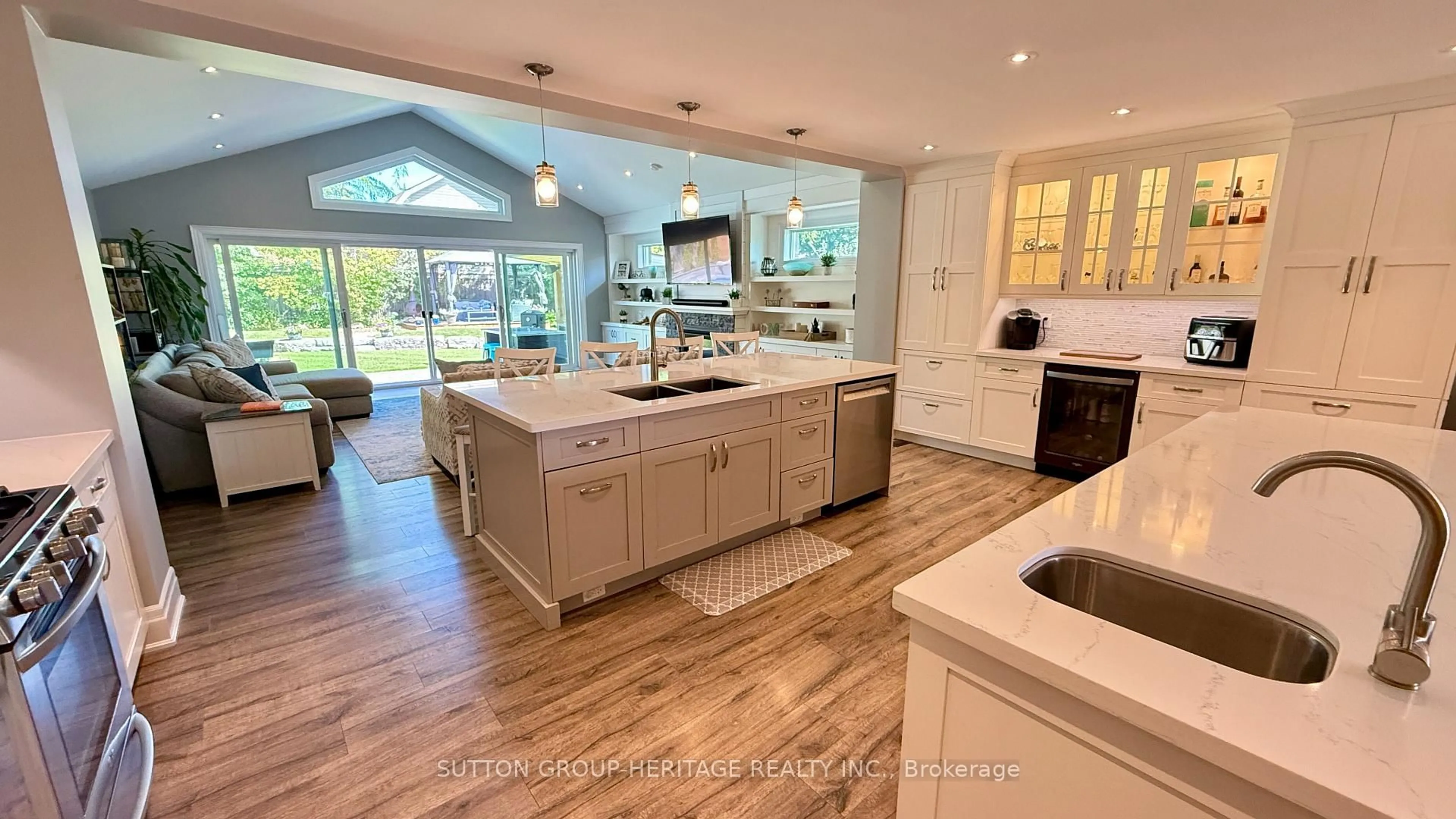 Open concept kitchen, ceramic/tile floor for 333 Fairview Dr, Whitby Ontario L1N 3A7
