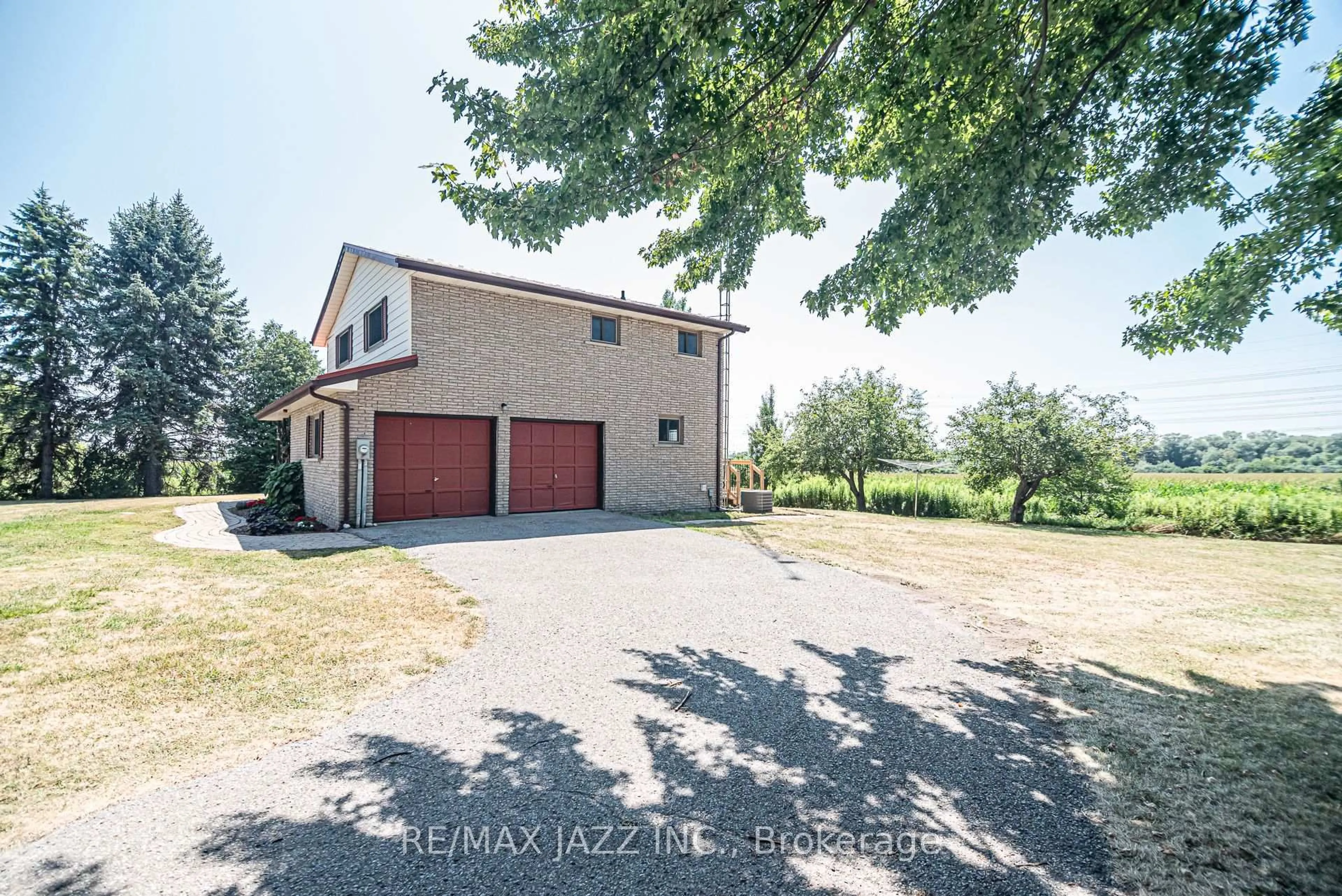 A pic from outside/outdoor area/front of a property/back of a property/a pic from drone, street for 1404 Holt Rd, Clarington Ontario L1C 3K3