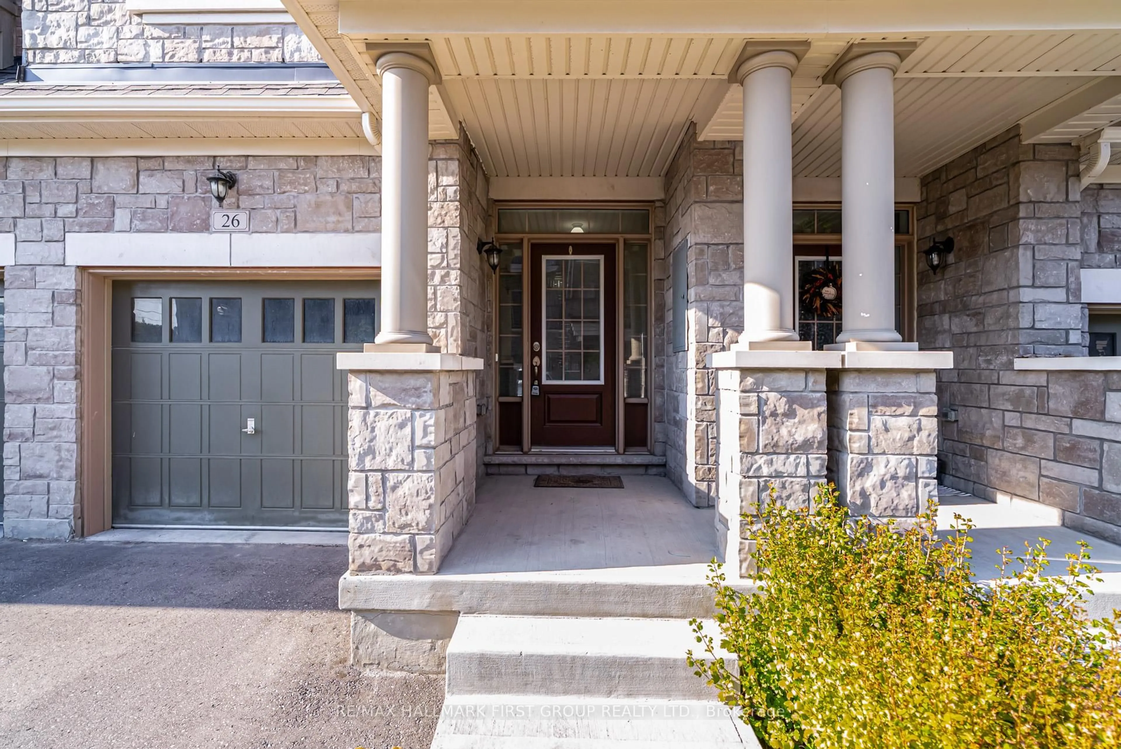 Indoor entryway for 26 Kingfisher Way, Whitby Ontario L1P 1Y5