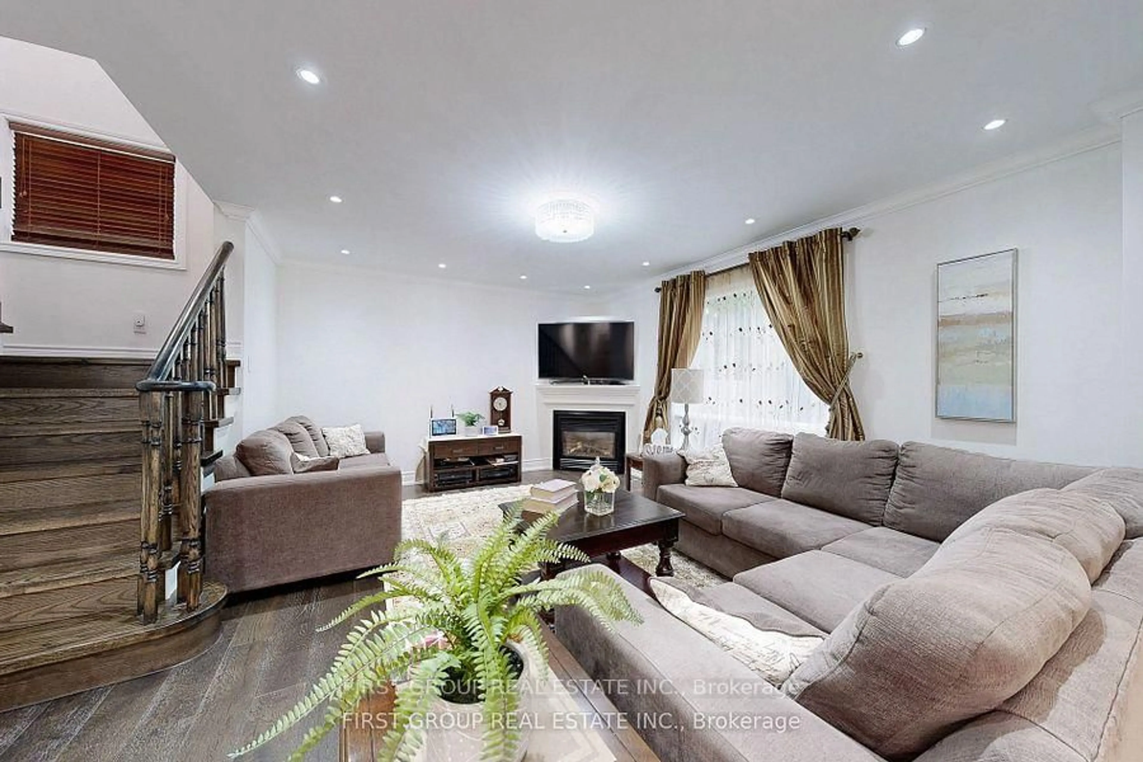 Living room with furniture, unknown for 526 Britannia Ave, Oshawa Ontario L1L 1B7