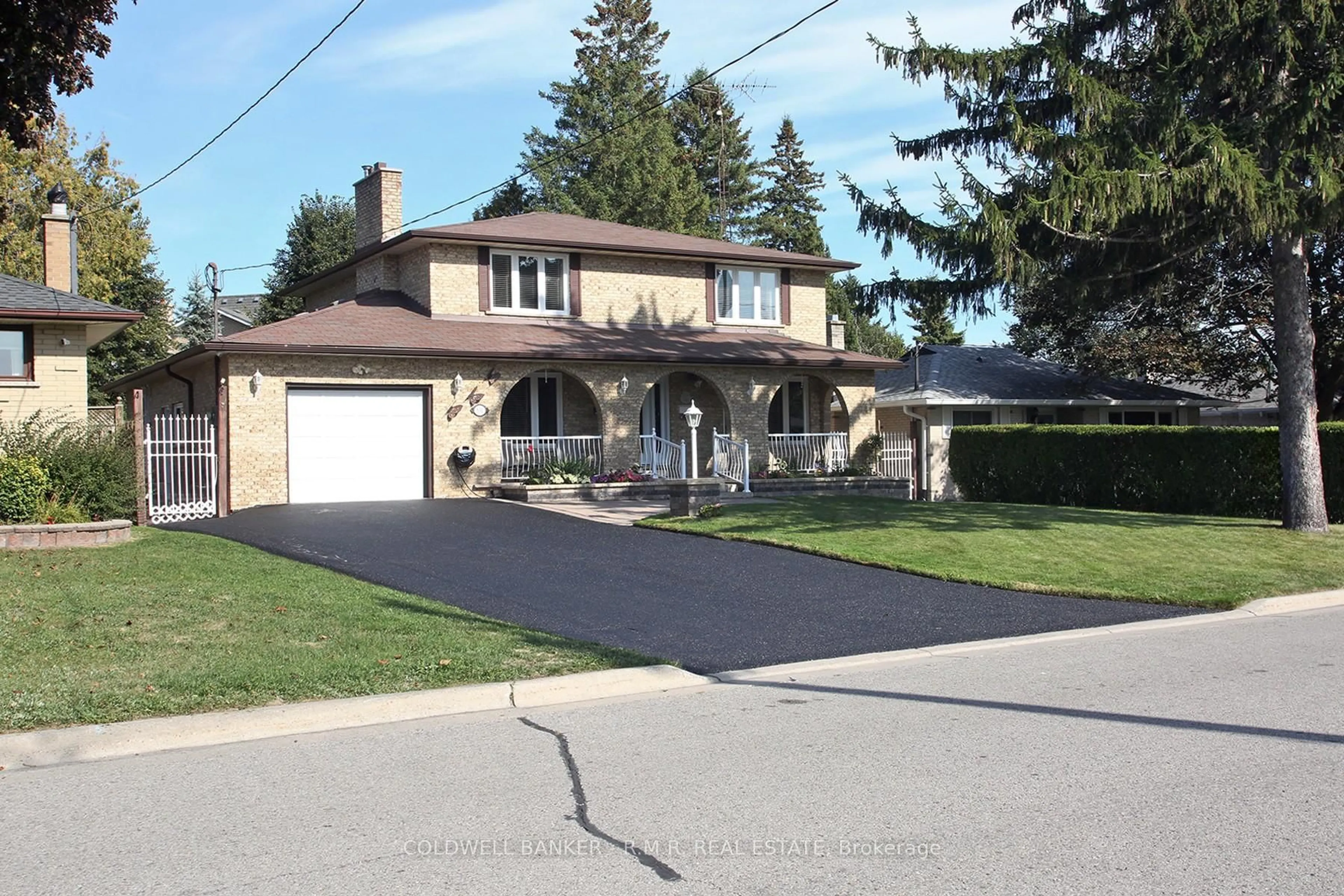 Home with vinyl exterior material, street for 531 Nipigon St, Oshawa Ontario L1J 4P7