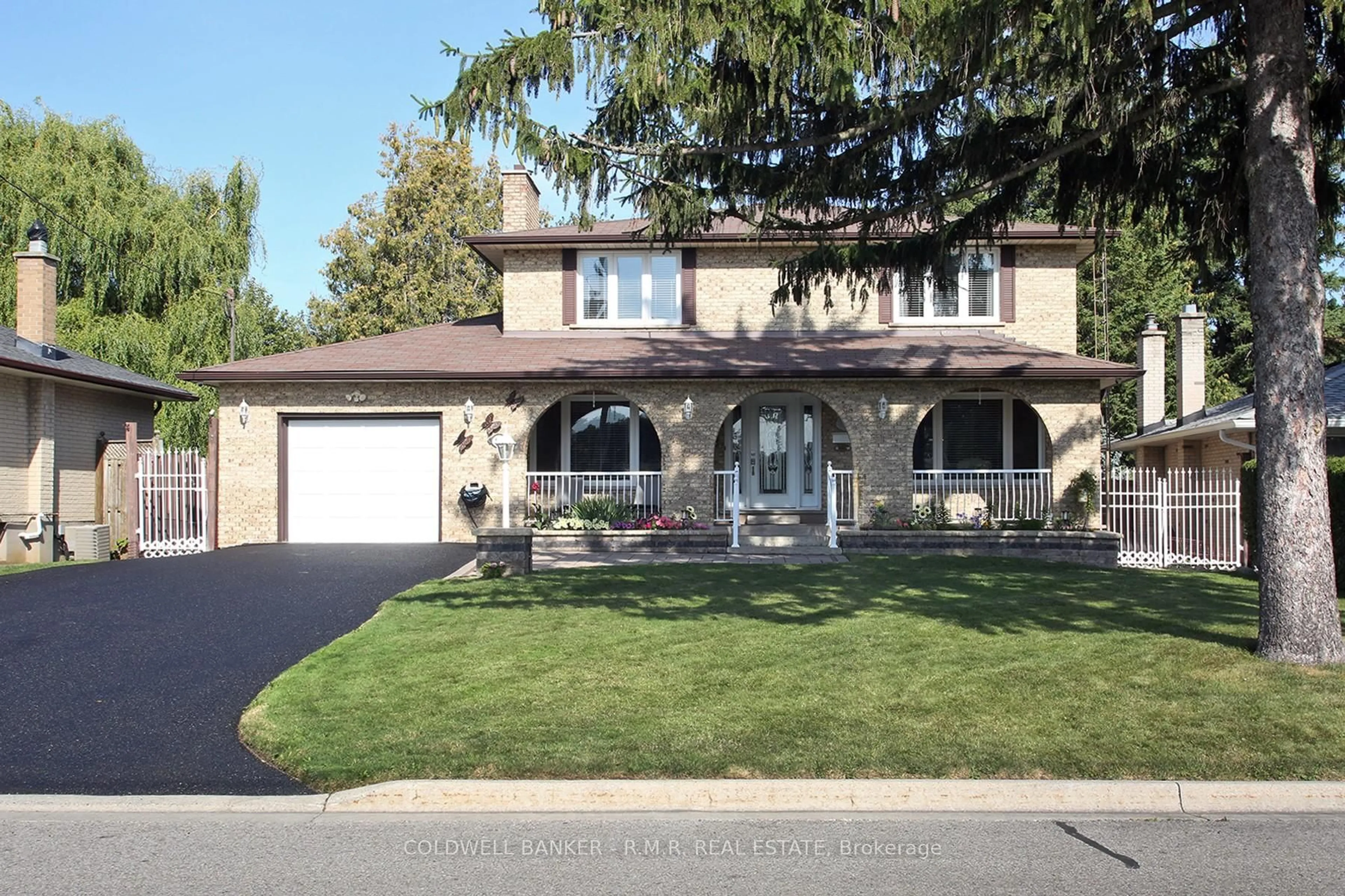 Home with vinyl exterior material, street for 531 Nipigon St, Oshawa Ontario L1J 4P7