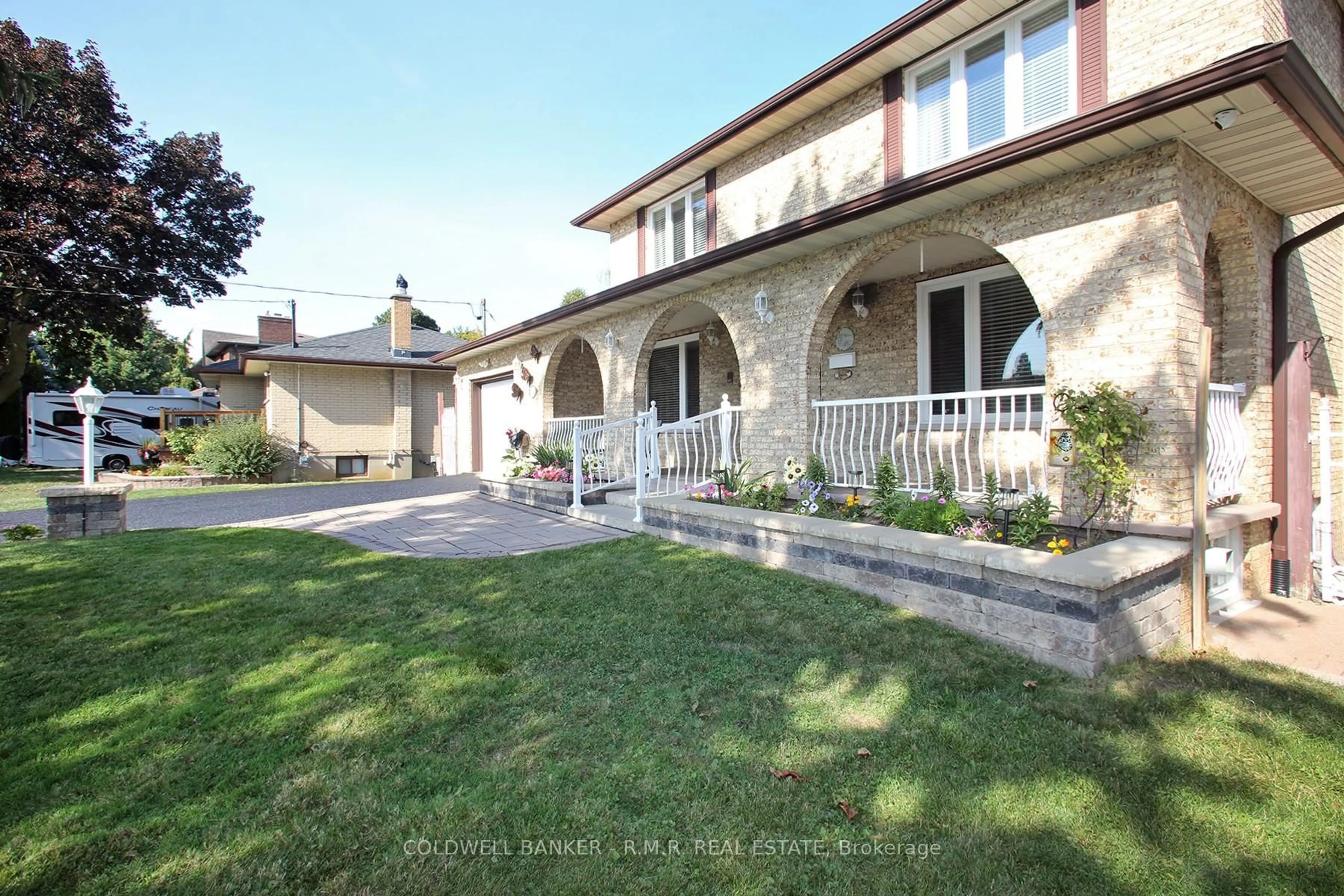 Patio, street for 531 Nipigon St, Oshawa Ontario L1J 4P7