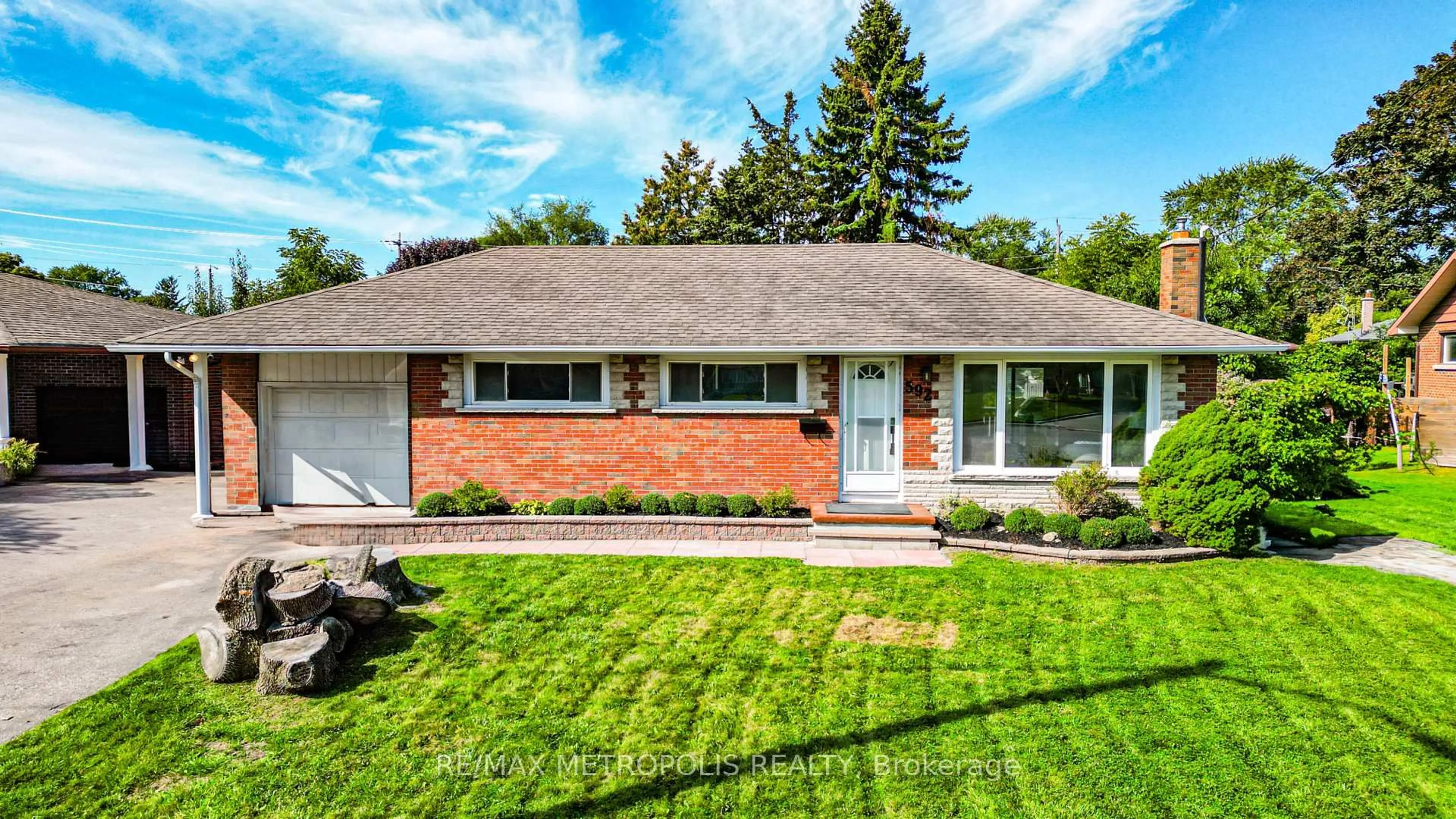 Home with vinyl exterior material, street for 592 Carlyle Crt, Oshawa Ontario L1H 6S2