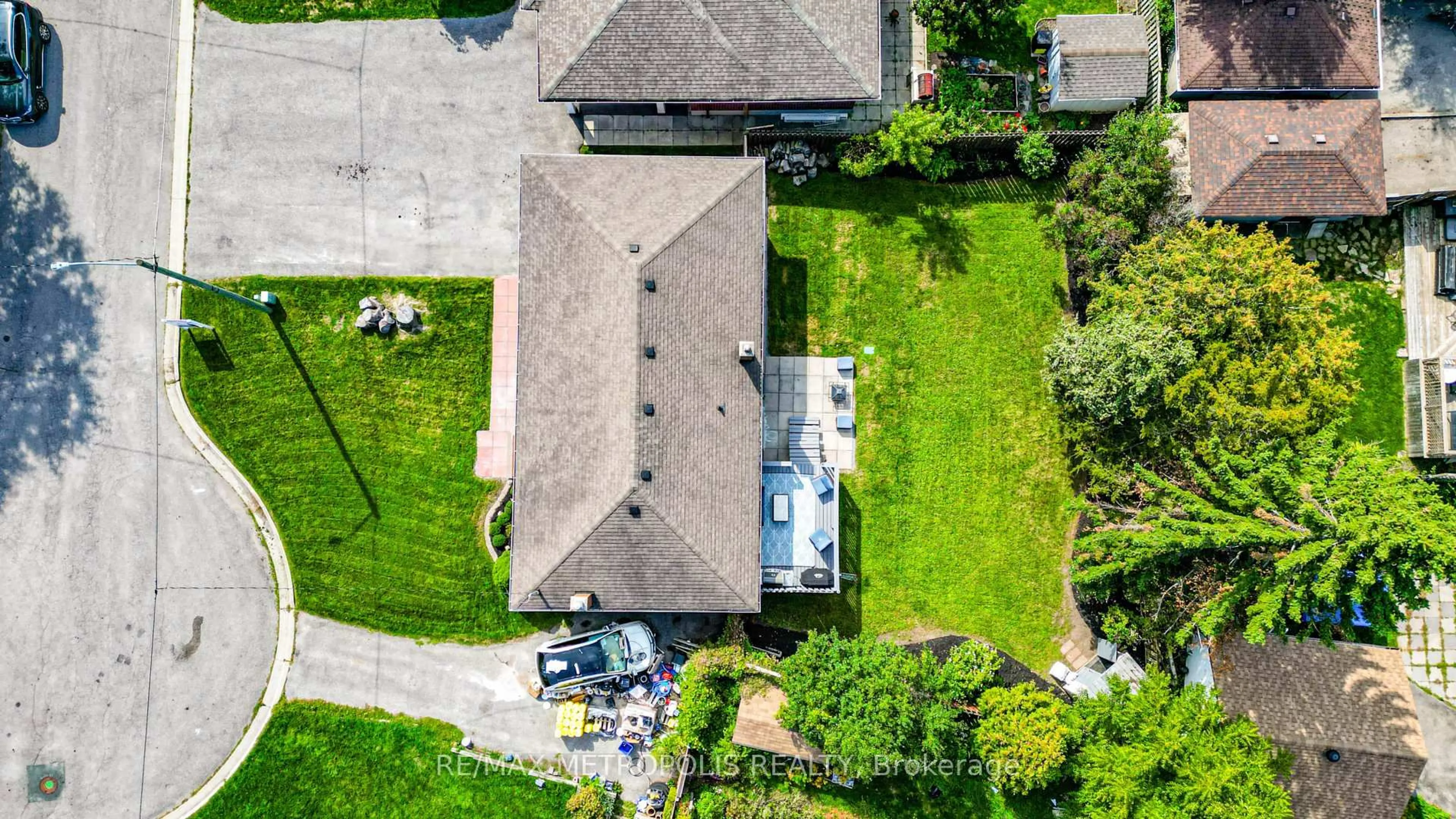 A pic from outside/outdoor area/front of a property/back of a property/a pic from drone, street for 592 Carlyle Crt, Oshawa Ontario L1H 6S2
