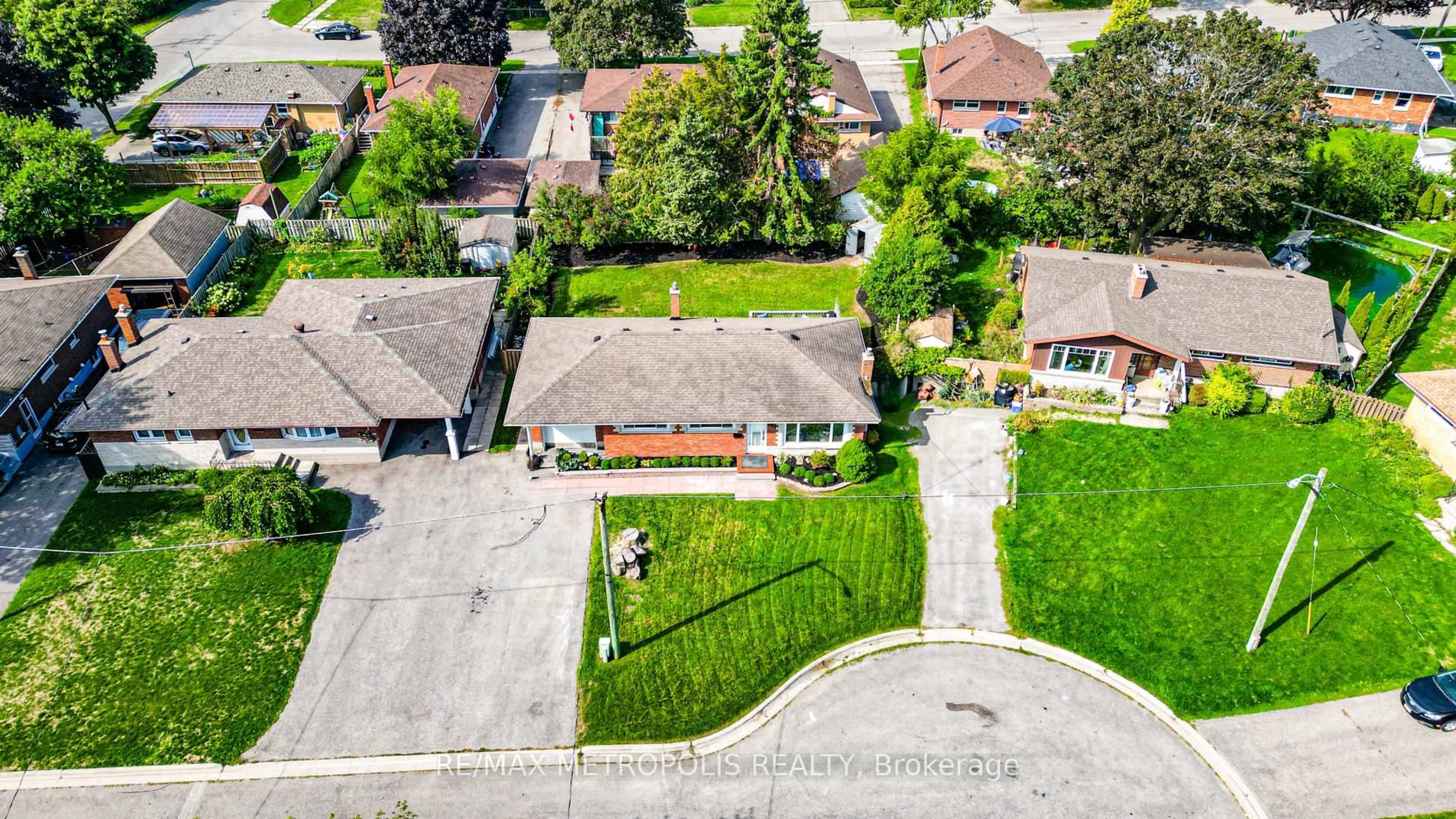 A pic from outside/outdoor area/front of a property/back of a property/a pic from drone, street for 592 Carlyle Crt, Oshawa Ontario L1H 6S2