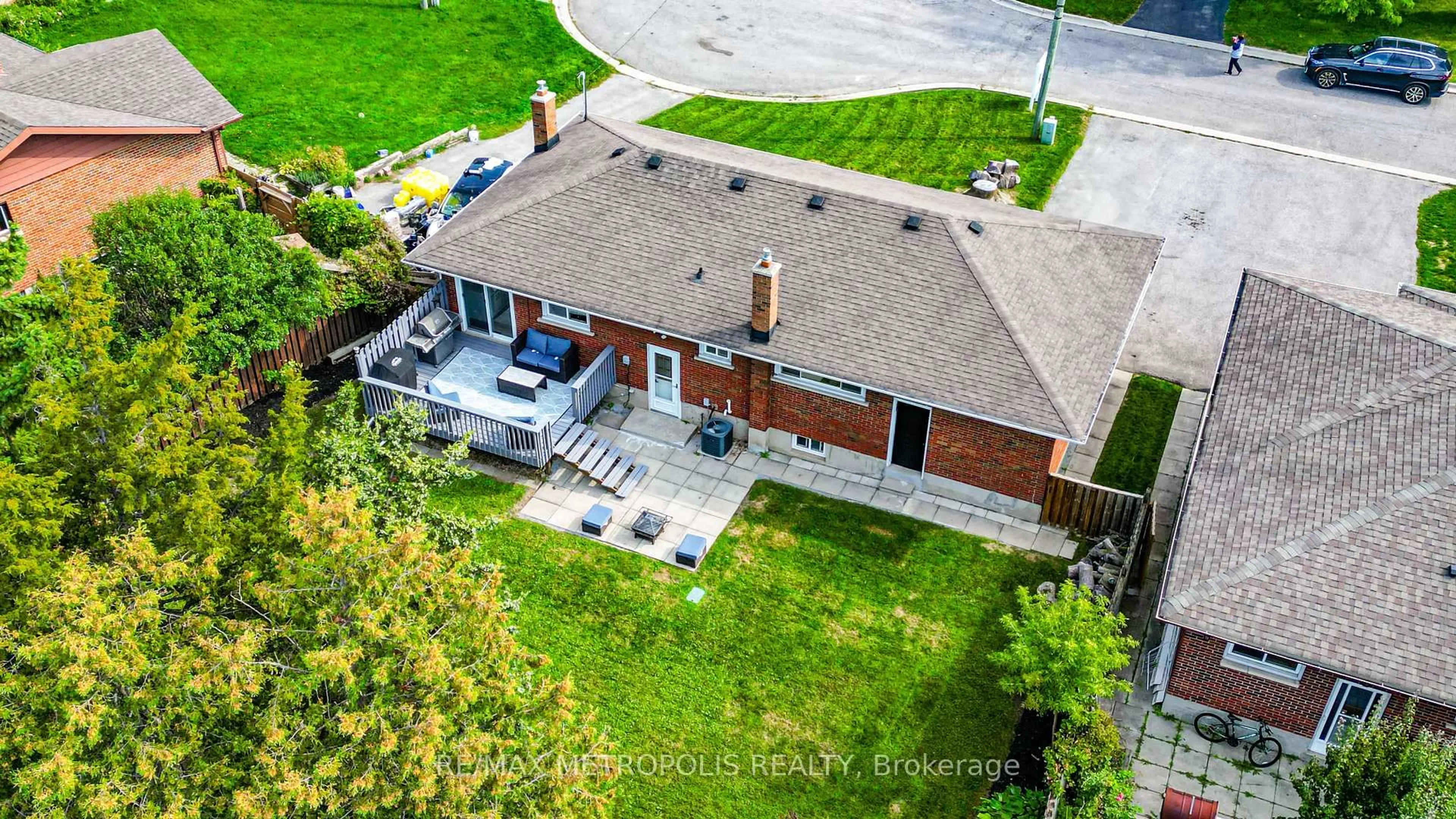 A pic from outside/outdoor area/front of a property/back of a property/a pic from drone, street for 592 Carlyle Crt, Oshawa Ontario L1H 6S2