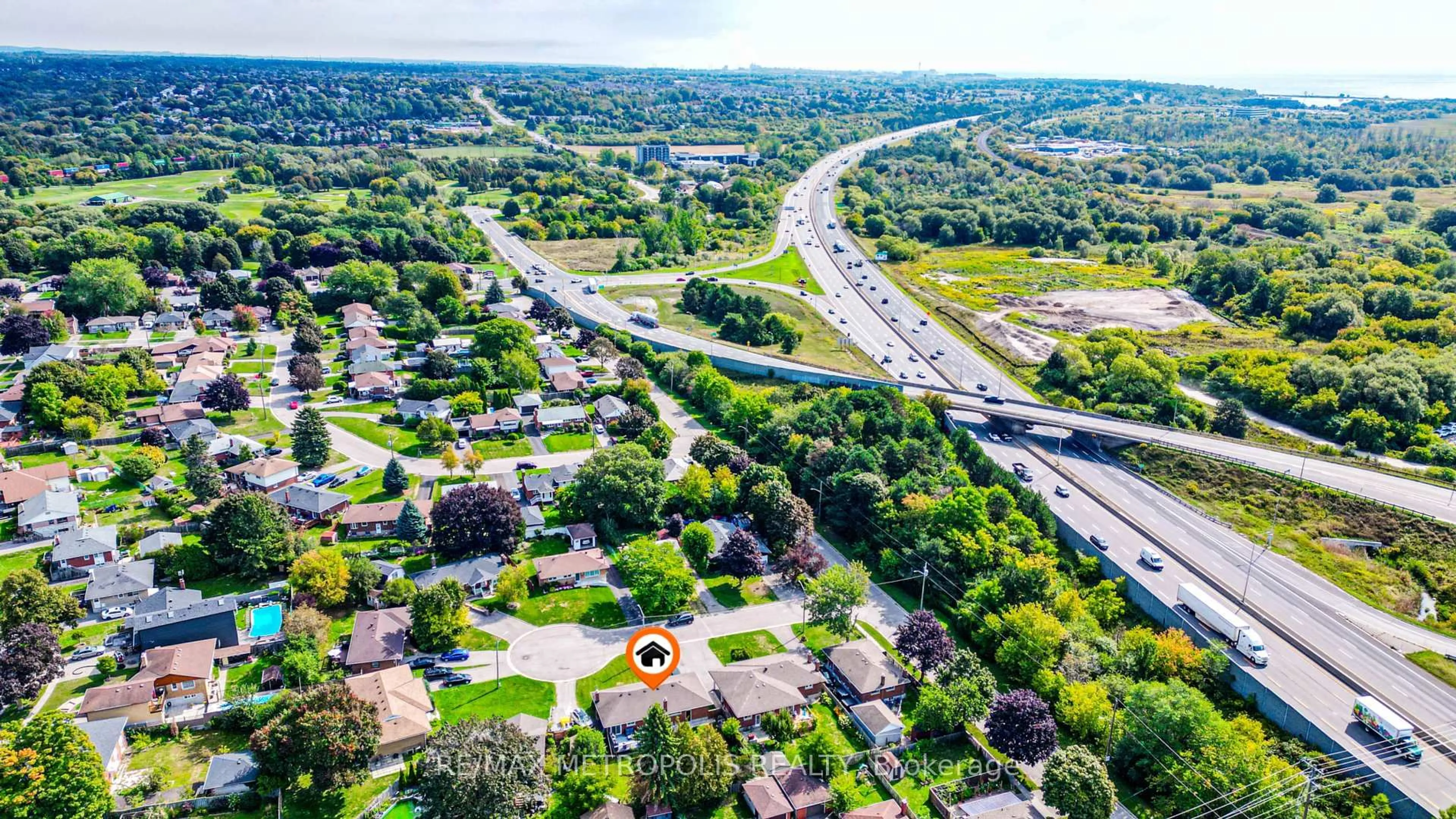 A pic from outside/outdoor area/front of a property/back of a property/a pic from drone, street for 592 Carlyle Crt, Oshawa Ontario L1H 6S2