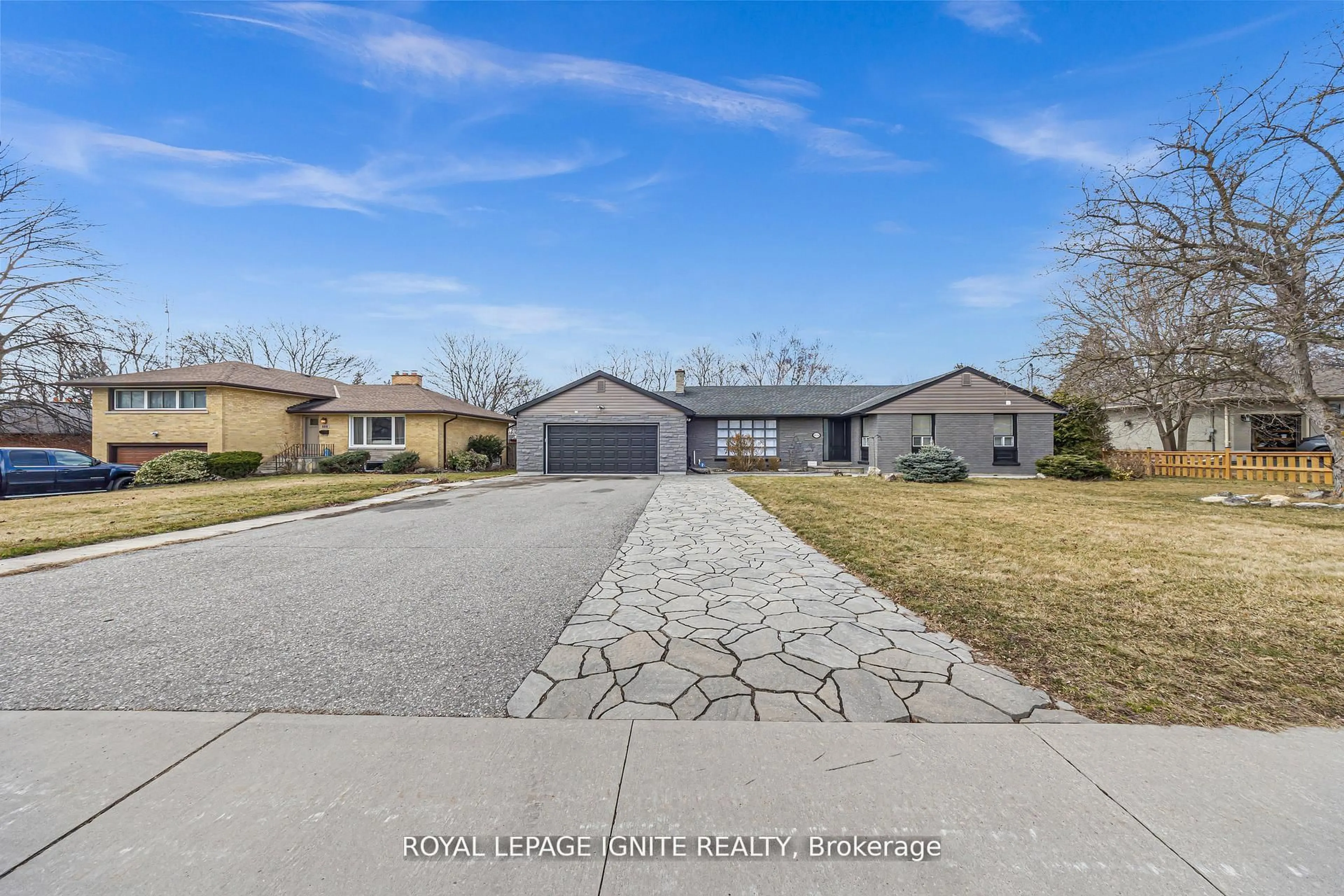 A pic from outside/outdoor area/front of a property/back of a property/a pic from drone, street for 806 Henry St, Whitby Ontario L1N 5E3