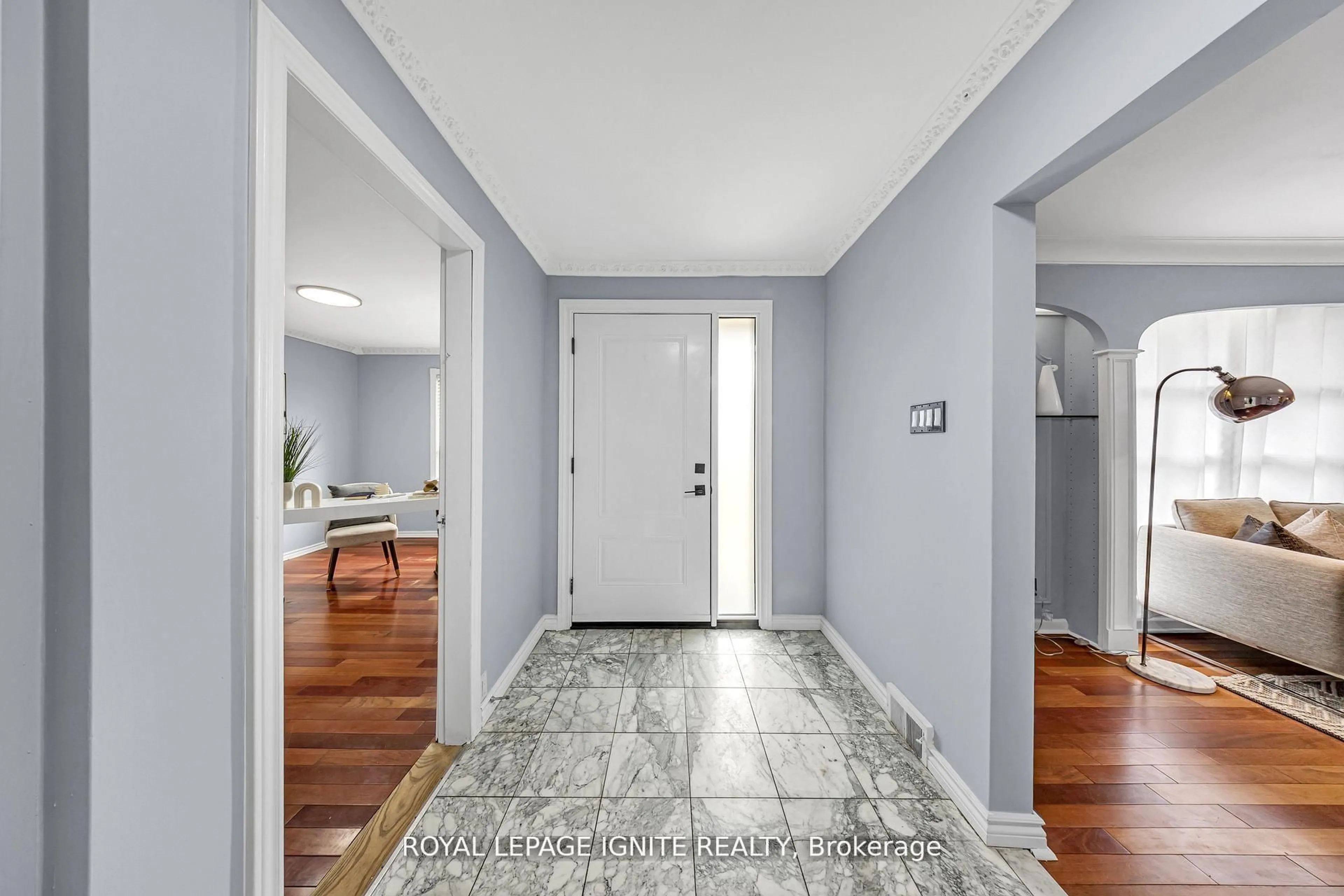 Indoor entryway for 806 Henry St, Whitby Ontario L1N 5E3