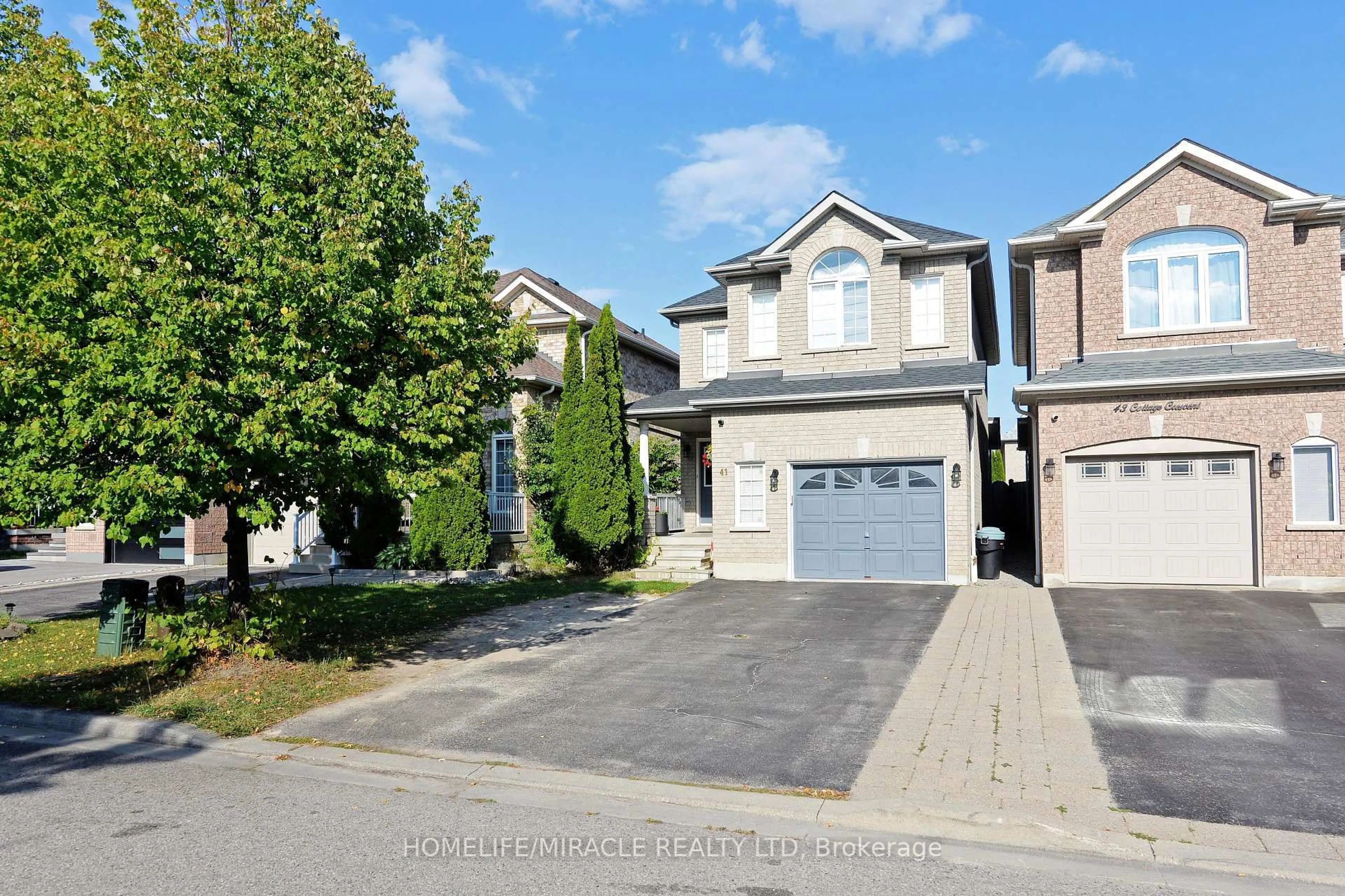 A pic from outside/outdoor area/front of a property/back of a property/a pic from drone, street for 41 Cottage Cres, Whitby Ontario L1R 0B2
