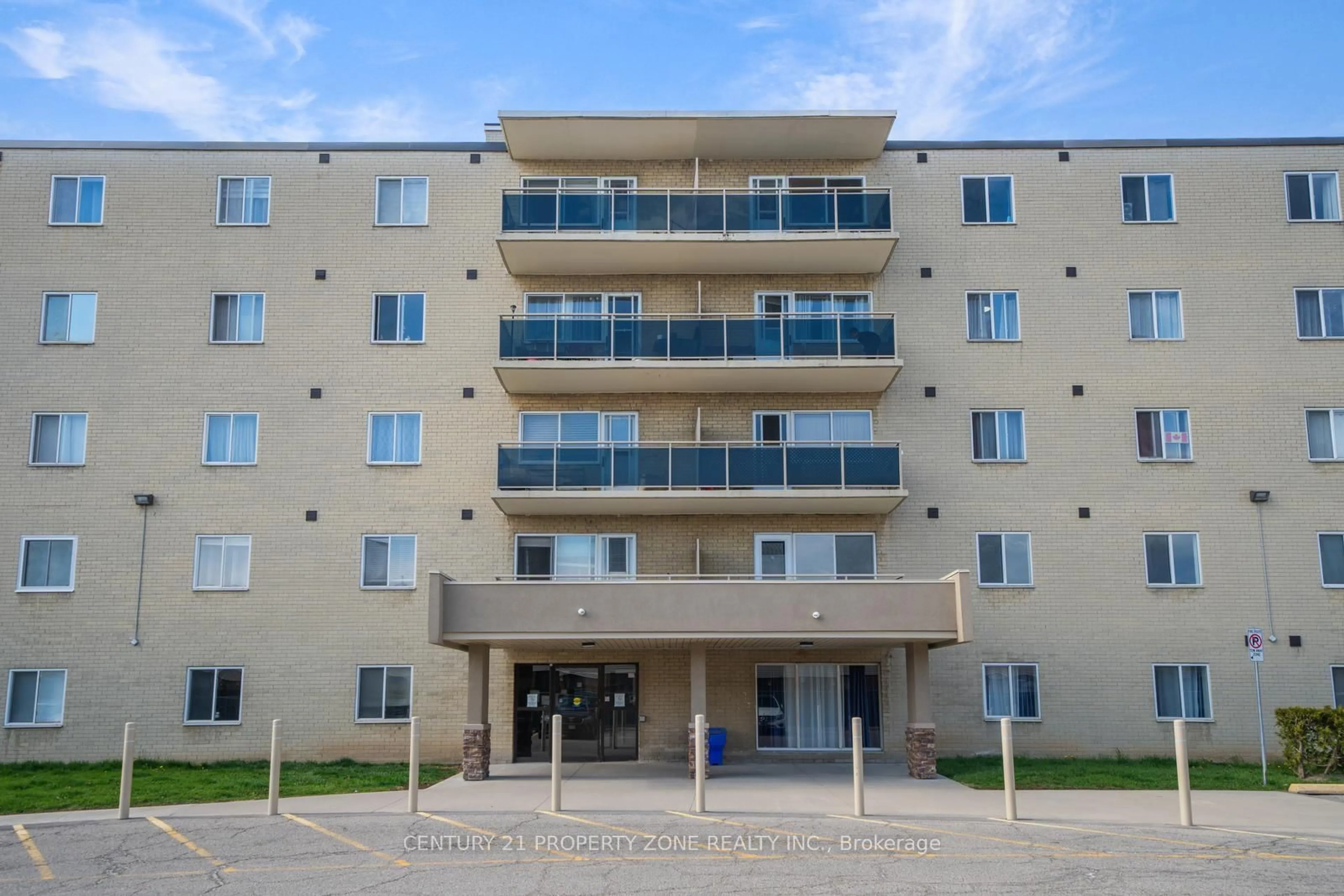 Patio, building for 936 Glen St #411, Oshawa Ontario L1J 5Z7