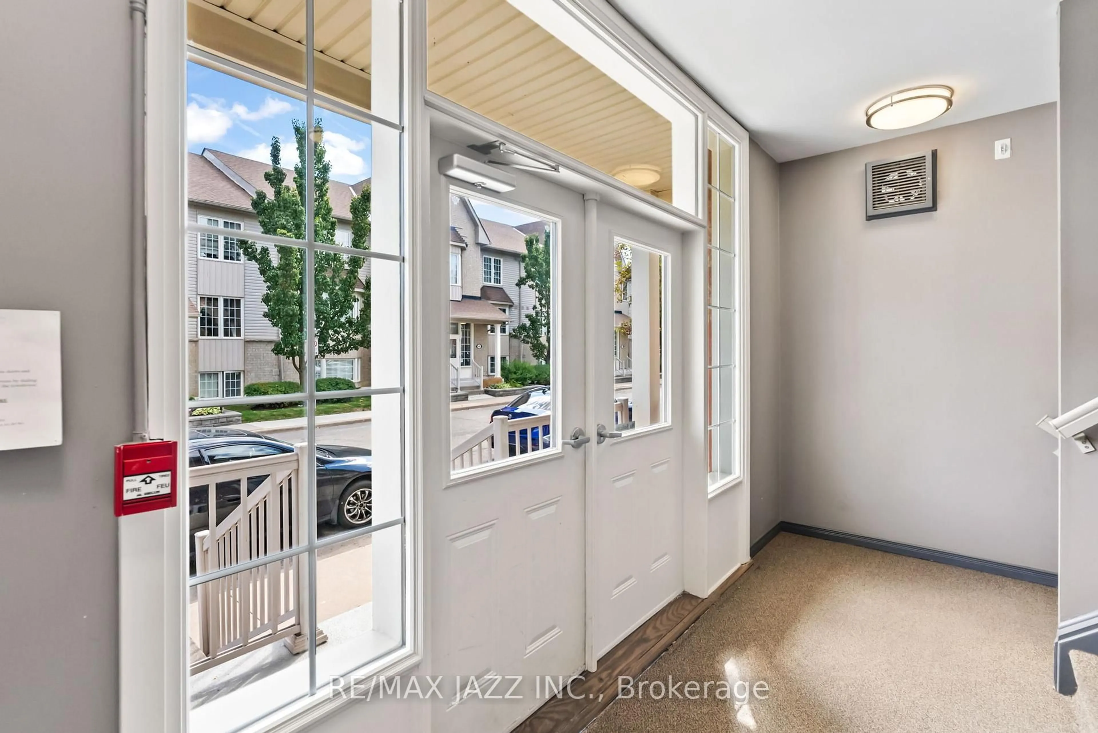 Indoor entryway for 51 PETRA Way #1, Whitby Ontario L1R 0A8