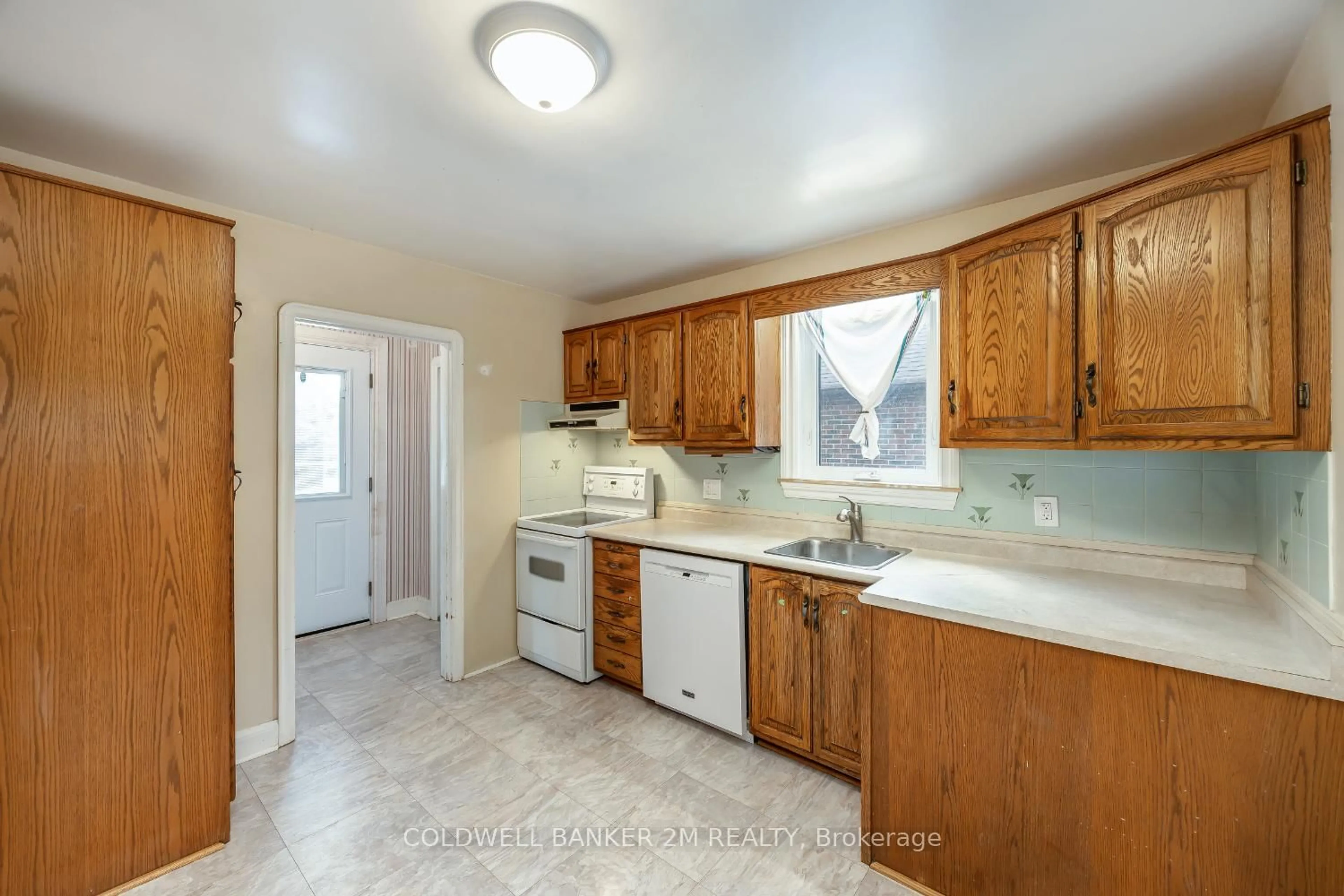 Standard kitchen, ceramic/tile floor for 470 Colborne St, Oshawa Ontario L1G 1N2
