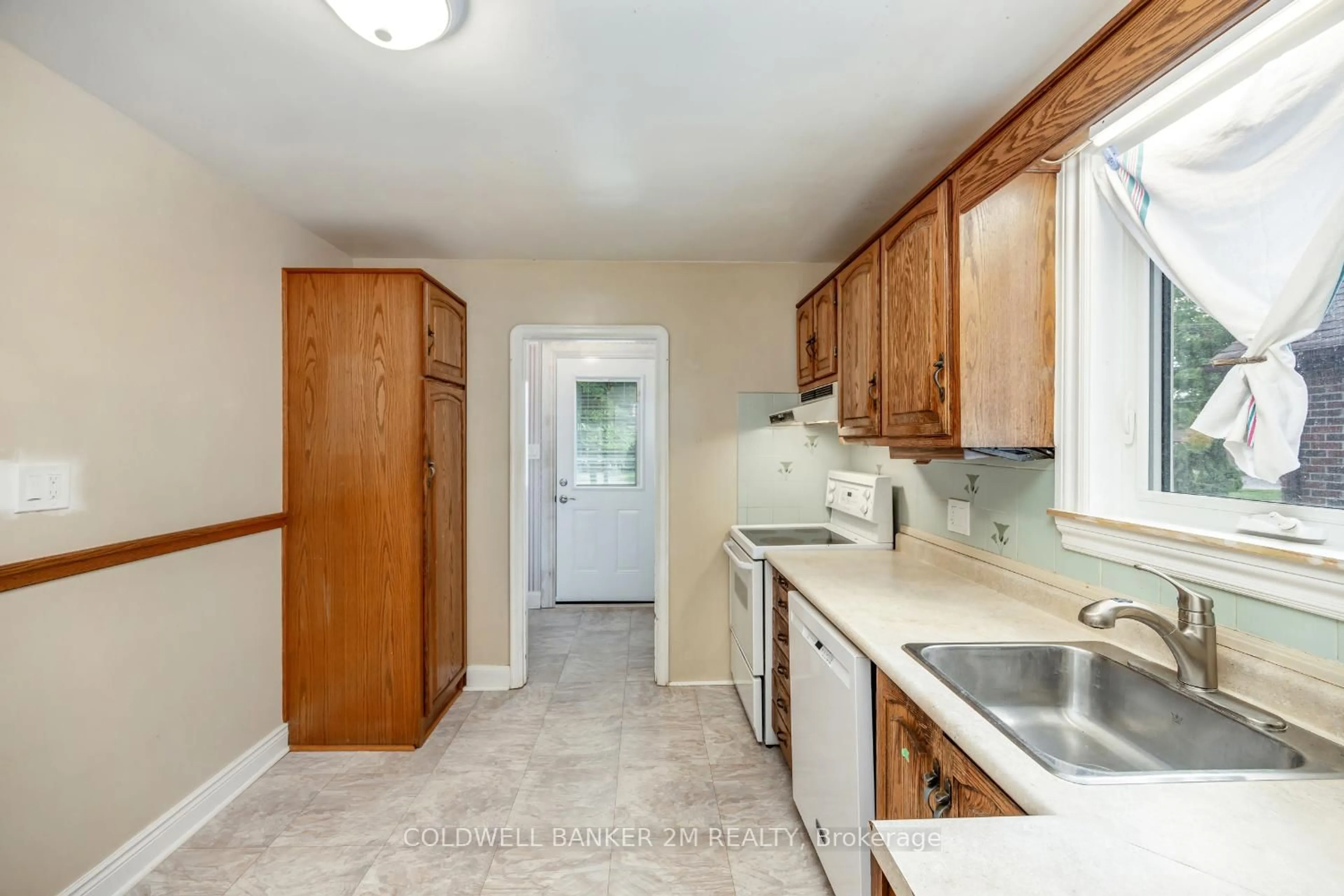 Standard kitchen, ceramic/tile floor for 470 Colborne St, Oshawa Ontario L1G 1N2