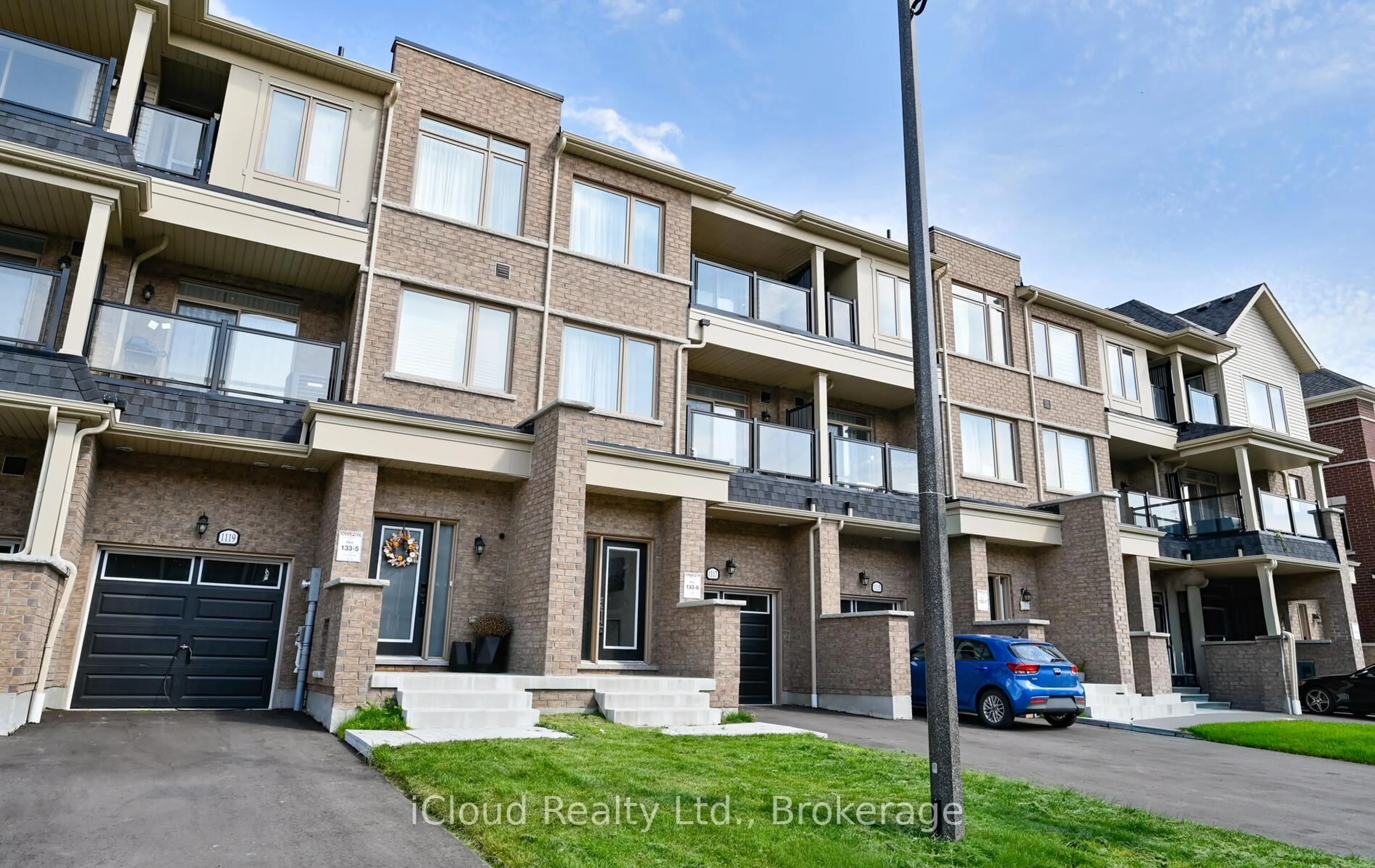 A pic from outside/outdoor area/front of a property/back of a property/a pic from drone, street for 1117 Lockie Dr, Oshawa Ontario L1L 0R9
