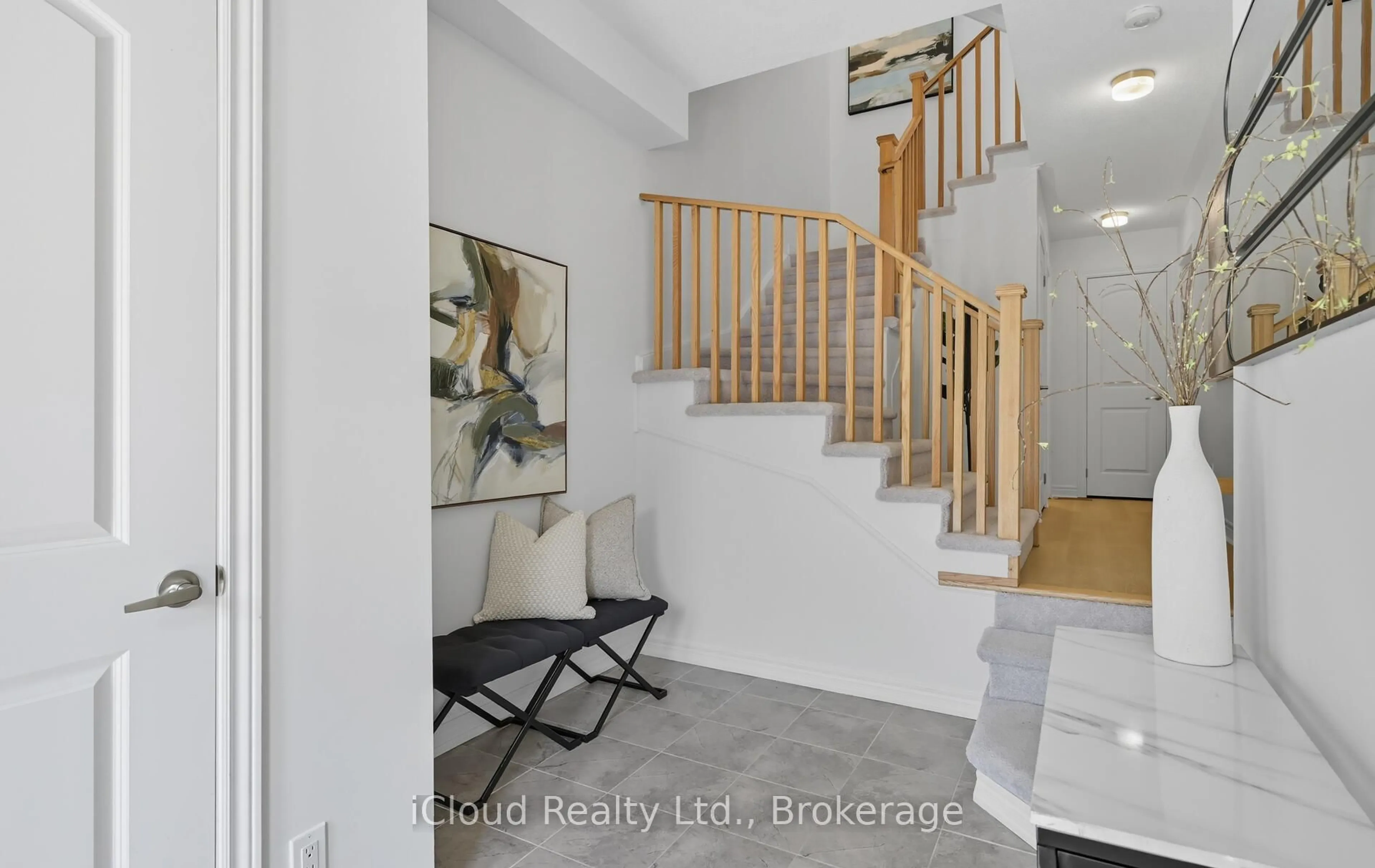 Indoor entryway for 1117 Lockie Dr, Oshawa Ontario L1L 0R9