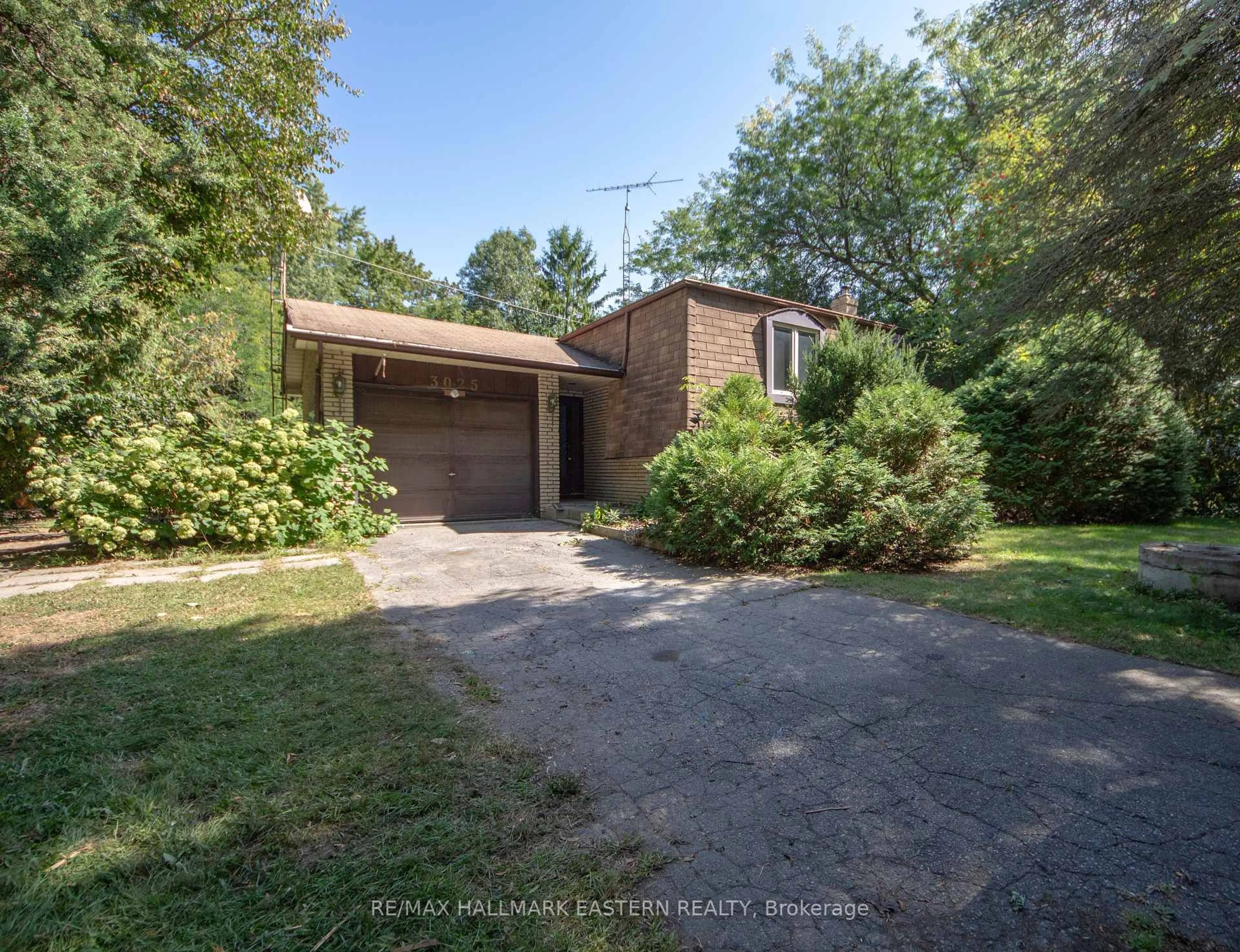 A pic from outside/outdoor area/front of a property/back of a property/a pic from drone, street for 3025 Lockhart Rd, Clarington Ontario L1B 1L9