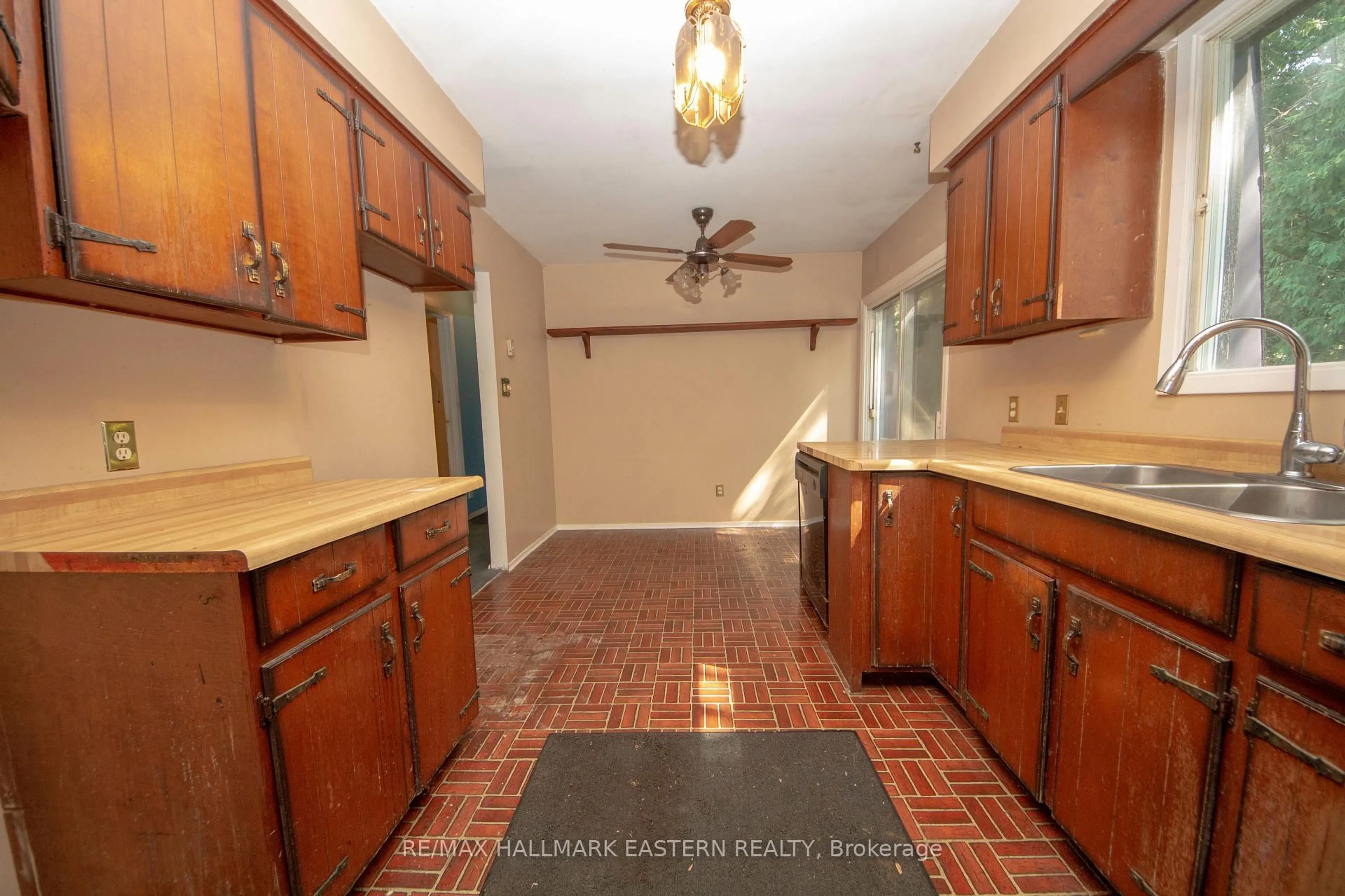 Standard kitchen, ceramic/tile floor for 3025 Lockhart Rd, Clarington Ontario L1B 1L9
