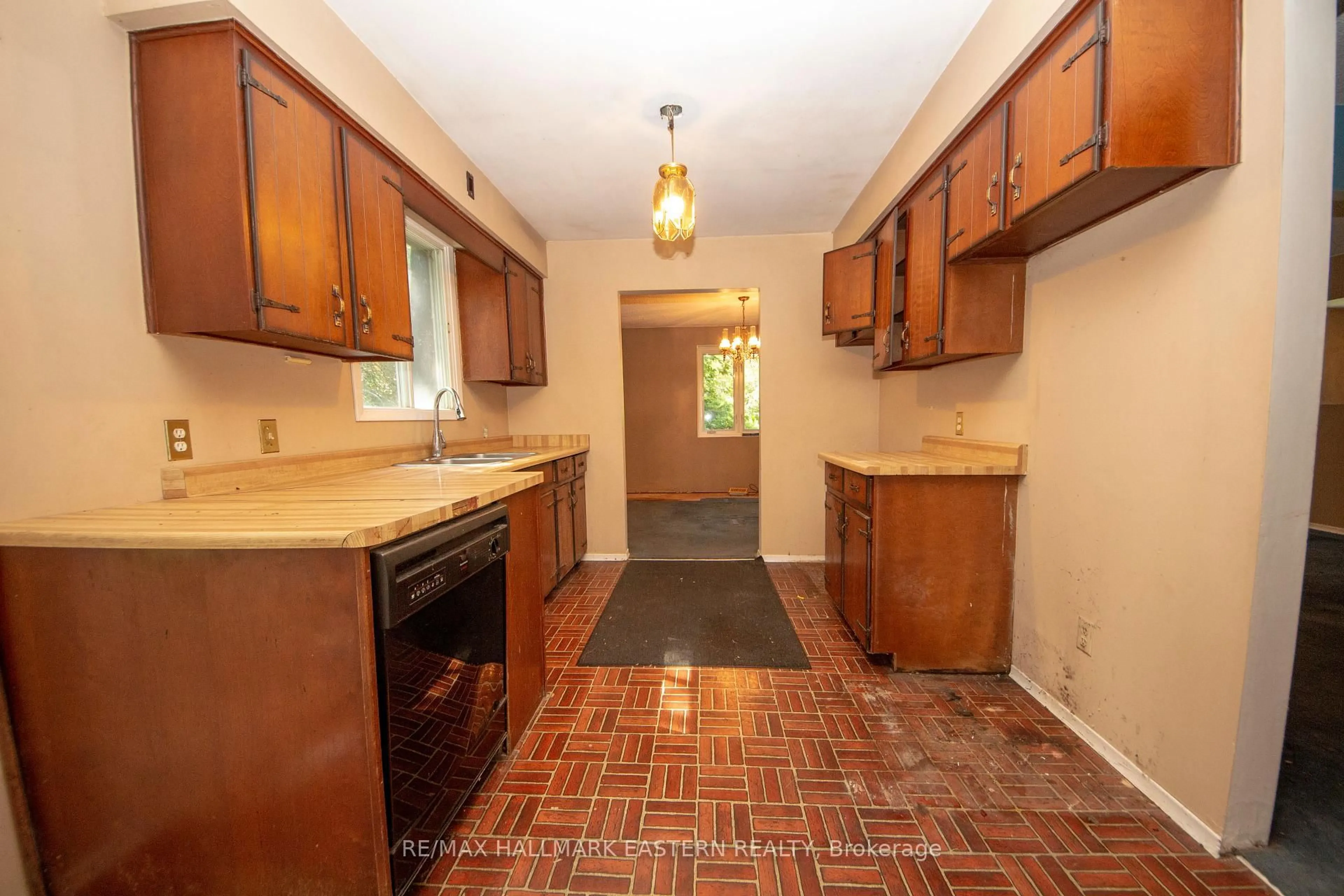 Standard kitchen, ceramic/tile floor for 3025 Lockhart Rd, Clarington Ontario L1B 1L9